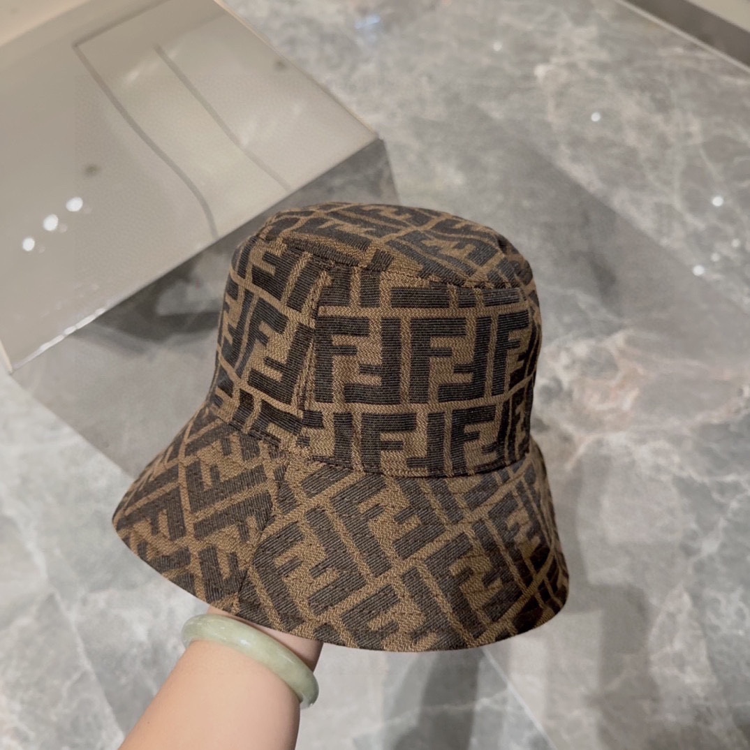 FENDI 芬迪 老花字母渔夫帽，FD的老花渔夫帽真的很洋气，超火爆的2024早春渔夫帽，看到收的爆款 