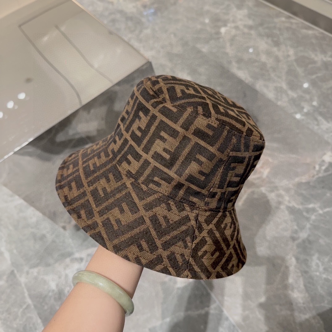FENDI 芬迪 老花字母渔夫帽，FD的老花渔夫帽真的很洋气，超火爆的2024早春渔夫帽，看到收的爆款 