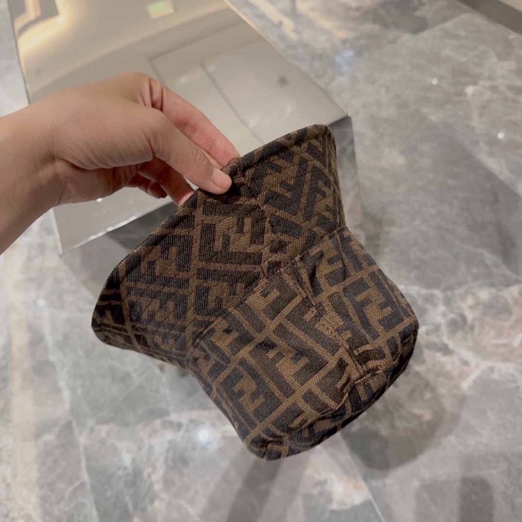FENDI 芬迪 老花字母渔夫帽，FD的老花渔夫帽真的很洋气，超火爆的2024早春渔夫帽，看到收的爆款 