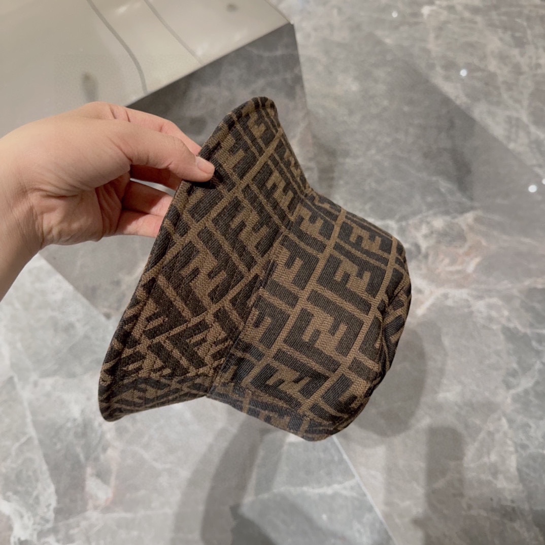 FENDI 芬迪 老花字母渔夫帽，FD的老花渔夫帽真的很洋气，超火爆的2024早春渔夫帽，看到收的爆款 