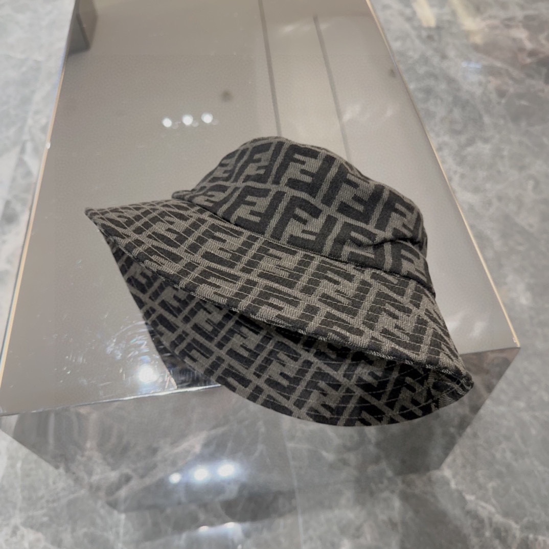 FENDI 芬迪 老花字母渔夫帽，FD的老花渔夫帽真的很洋气，超火爆的2024早春渔夫帽，看到收的爆款 