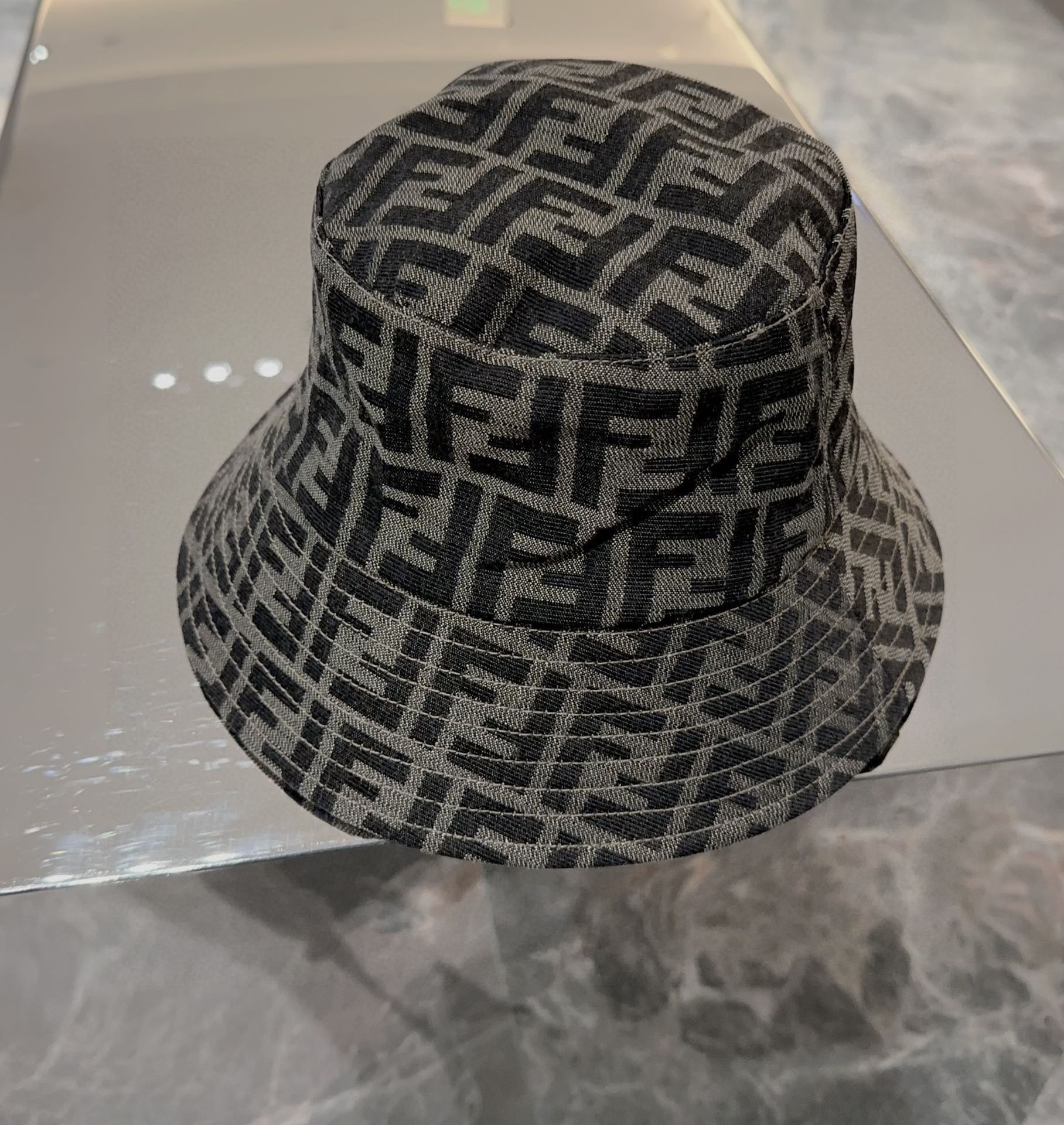 NO:226692,FENDI Presbyterian alphabet fisherman hat, FD's presbyterian fisherman hat is really fashionable, super popular early spring fisherman hat, the hottest collection is fashionable and versatile, worn all year round, great clothes, hat, straw hat, fisherman hat, baseball hat, hat, fendi, fendi, espadrilles, hats19860909FENDI 芬迪 老花字母渔夫帽,FD的老花渔夫帽真的很洋气,超火爆的早春渔夫帽,看到收的爆款 时尚百搭 一年四季戴 巨好搭衣服帽子草帽渔夫帽棒球帽,帽子,fendi,fendi,espadrilles,hats,hat