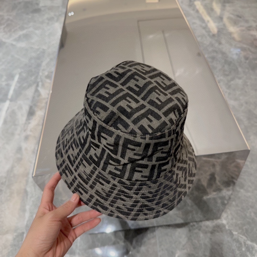 FENDI 芬迪 老花字母渔夫帽，FD的老花渔夫帽真的很洋气，超火爆的2024早春渔夫帽，看到收的爆款 