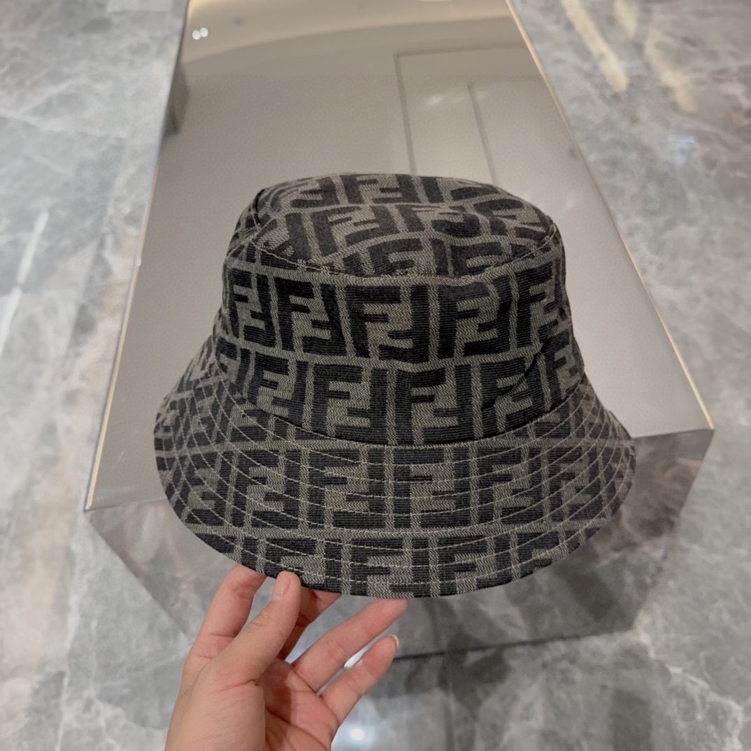 FENDI 芬迪 老花字母渔夫帽，FD的老花渔夫帽真的很洋气，超火爆的2024早春渔夫帽，看到收的爆款 