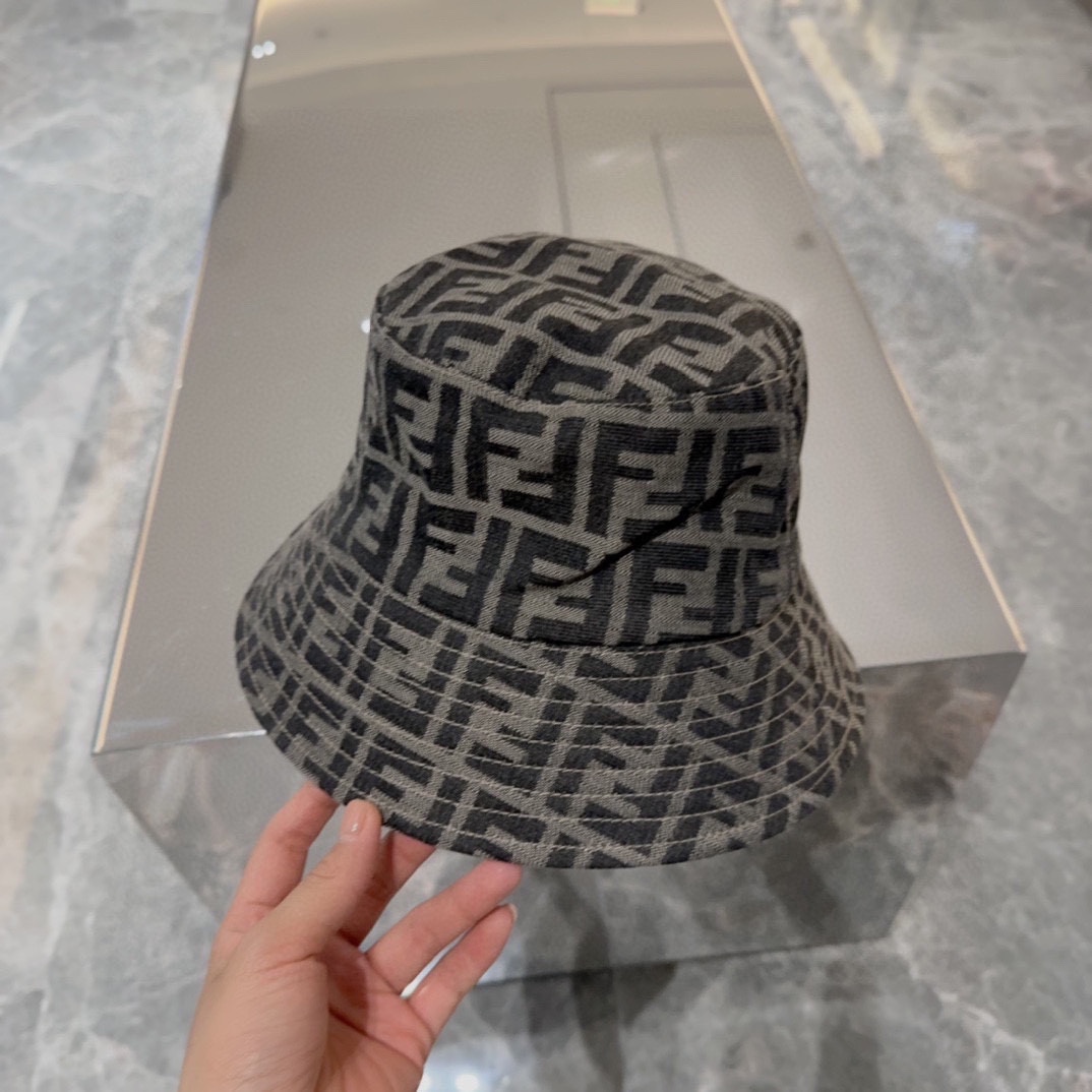 FENDI 芬迪 老花字母渔夫帽，FD的老花渔夫帽真的很洋气，超火爆的2024早春渔夫帽，看到收的爆款 