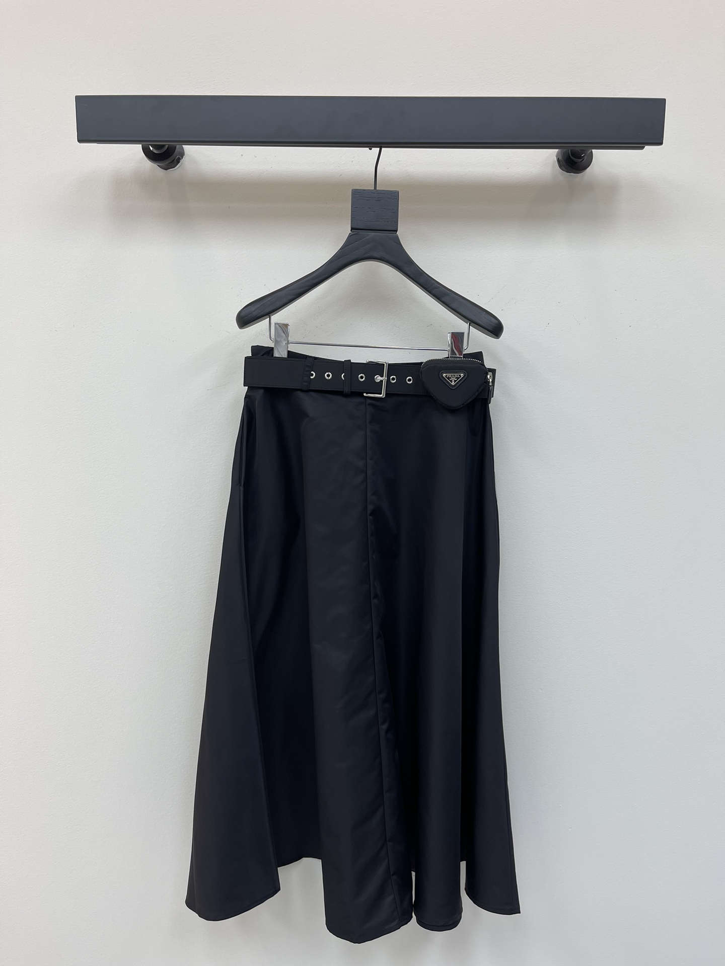 NO:794249,PRAD*26 new triangle bag belt skirt is different from the previous nylon material. This fabric requires special processing and shaping to achieve a standing effect. It is not soft and sloppy nylon. The oversized skirt achieves the effect of an umbrella skirt and also shows the body and waist ratio. The high-waisted A-line large skirt has a super slimming shape! Customized small triangle bag belt, the iconic enamel triangular micro-marks are embellished just right. The high-waisted A-line large skirt is definitely the first in wearability. Black  SML,,prada,skirts,19860909PRAD*26新款三角包腰带半身裙 区别之前尼龙材质,这款面料是需要特殊工艺处理定型,才能达到立挺效果,不是软趴趴的尼龙,超大裙摆达成伞裙效果,还很显身材腰头比例,高腰a字大裙摆 版型超显瘦!定制三角小包包腰带,标志性珐琅彩三角形微标点缀的刚刚好,高腰a字大裙摆实穿性绝对第一 黑色 SML,,prada,skirts,,Women's clothing
