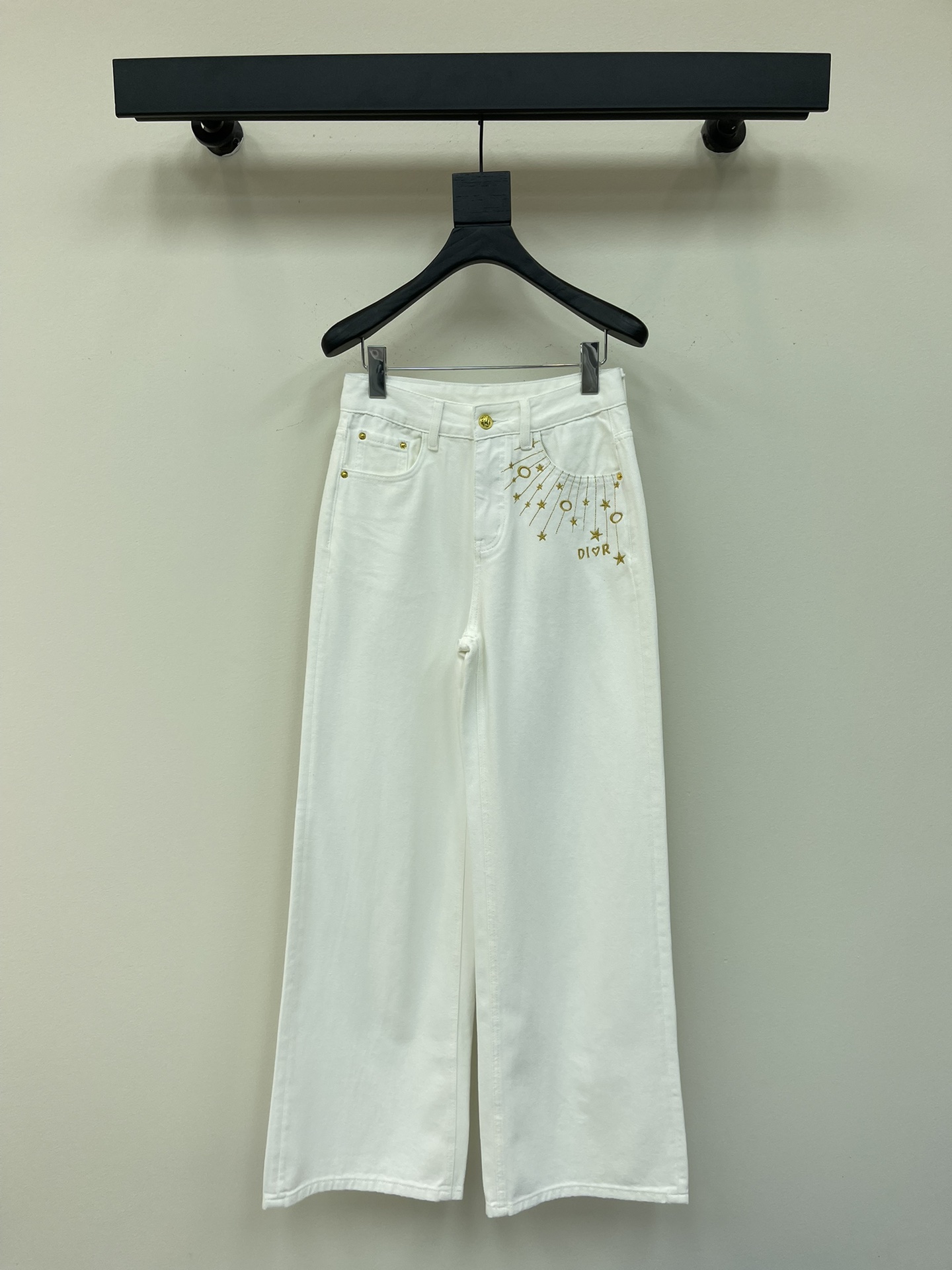 NO:329262,Dio*｜Heavy Industry Gold Embroidered Jeans Use high-end custom fabrics, denim is very comfortable to wear, regular design, good inclusiveness, color system adds visual charm, and the pattern of the pants will be very delicate, which is a very good fabric. Denim has good moisture absorption and breathability, the cloth is soft and the feel is very smooth, making it a favorite choice for everyone. White SML,,dior,jeans,alexander wang19860909Dio*｜重工金色刺绣牛仔裤 采用高端定制面料,牛仔穿起来非常舒适,常规设计,包容性好,色系增添视觉魅力,而且裤子的纹路会非常细腻,是非常好的面料 牛仔具有良好的吸湿性和透气性,布面光泽柔和,手感也非常细滑,成为众人最爱的选择 白色 SML,,dior,jeans,alexander wang,Women's clothing