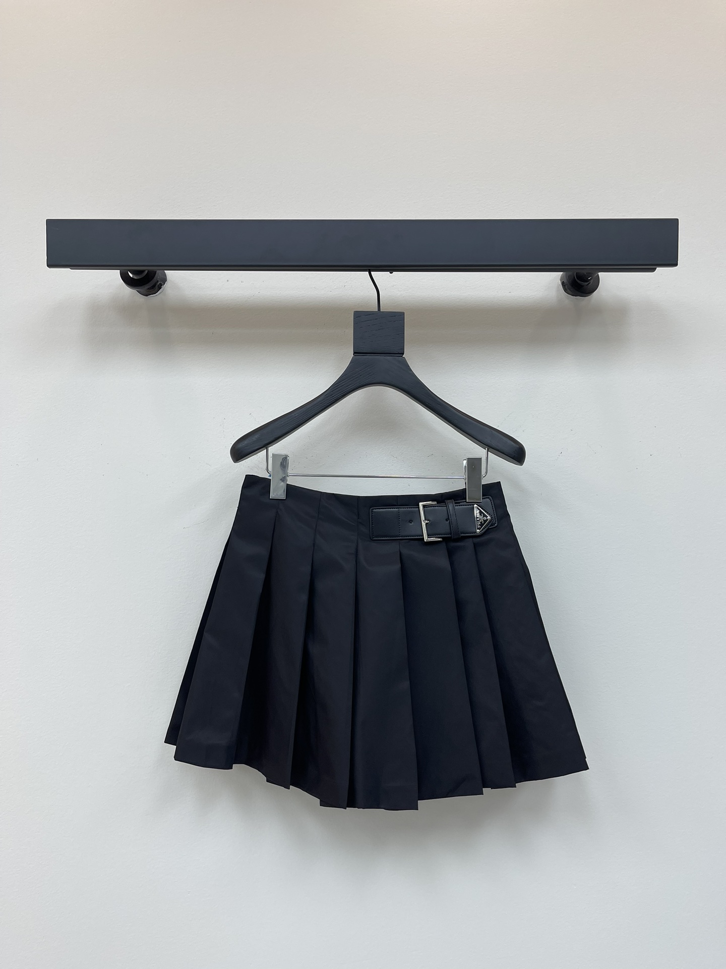 NO:794251,Prad*26 hot model is back!  Maillard College style leather pleated mini skirt, custom imported high-density twill worsted fabric with a wide and stylish texture!  A functional and stylish item for girls who want to reduce their age!  Stacking artifacts!  Original one-to-one customized hemming detail craftsmanship!  The classic slit side leather buckle design is high-end, fashionable and handsome!  The upper body looks slim!  Versatile and not picky. Original customized five-metal accessories standard, perfect workmanship quality depends on the details. SML A,, prada, skirts,19860909Prad*26爆款回归！美拉徳学院风皮标压褶超短半裙,定制进口高密度斜纹精纺面料质感挺阔有型！减龄少女机能风气质单品！叠搭神器！原版一比一定制包边细节工艺！经典开叉侧片皮扣设计高级时髦又帅气！上身巨显瘦！百搭不挑人.原版定制五金属配件标,完美做工品质看细节.SML A,,prada,skirts,,Women's clothing