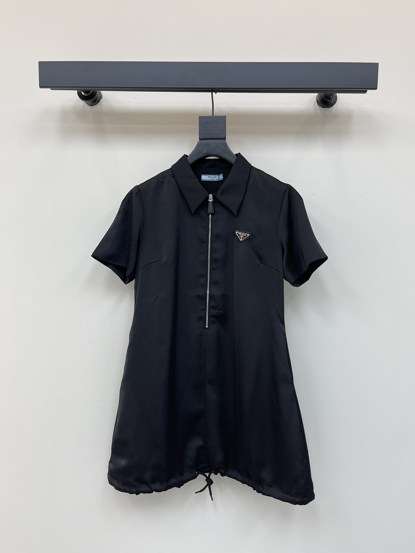 NO:794253,PRAD*26 new style lapel short-sleeved zippered loose dress. Classic triangle logo decoration. Great-looking design. Collision of sweet cool style and elegant Hepburn style. This year’s latest nylon series can be easily controlled in daily activities. SML, prada, skirts, T-shirt,19860909PRAD*26新款翻领短袖拉链宽松连衣裙 经典三角标装饰 版型设计巨好看的一件 甜酷风和优雅赫本风的碰撞 今年最新尼龙系列 日常活动都可以轻松驾驭 SML,,prada,skirts,T-shirt,,Women's clothing