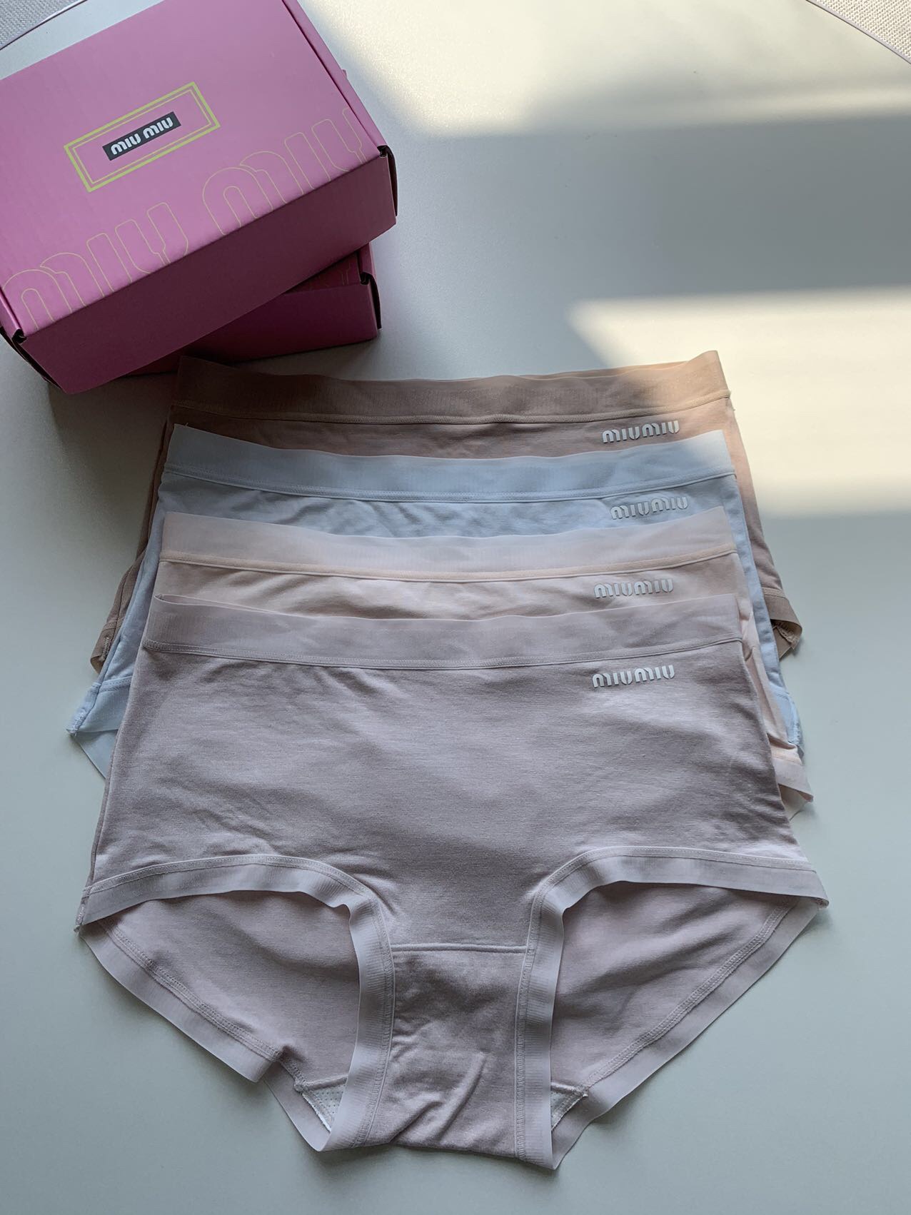 品名：miumiu女士内裤——莫代尔颜色：深肤浅肤肤色浅蓝面料：91%莫代尔9%氨纶底裆：桑蚕丝底裆尺码
