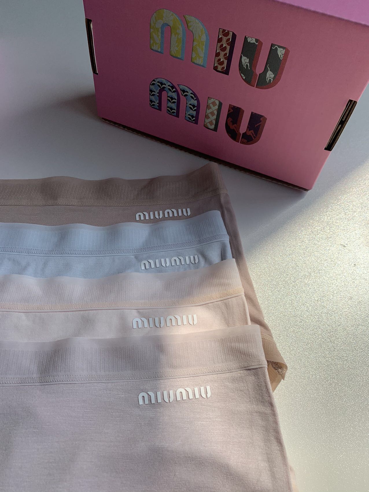 品名：miumiu女士内裤——莫代尔颜色：深肤浅肤肤色浅蓝面料：91%莫代尔9%氨纶底裆：桑蚕丝底裆尺码