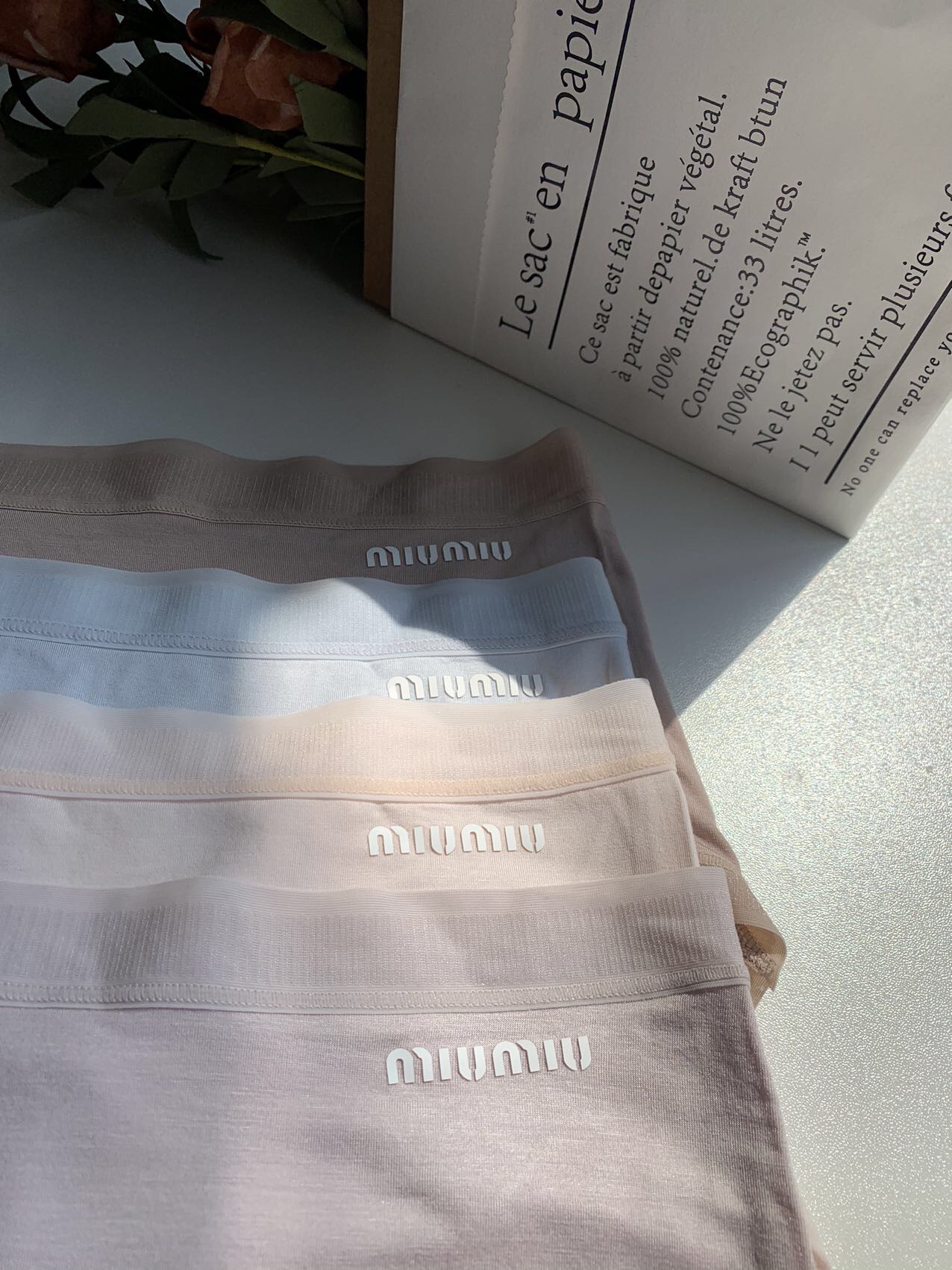 品名：miumiu女士内裤——莫代尔颜色：深肤浅肤肤色浅蓝面料：91%莫代尔9%氨纶底裆：桑蚕丝底裆尺码