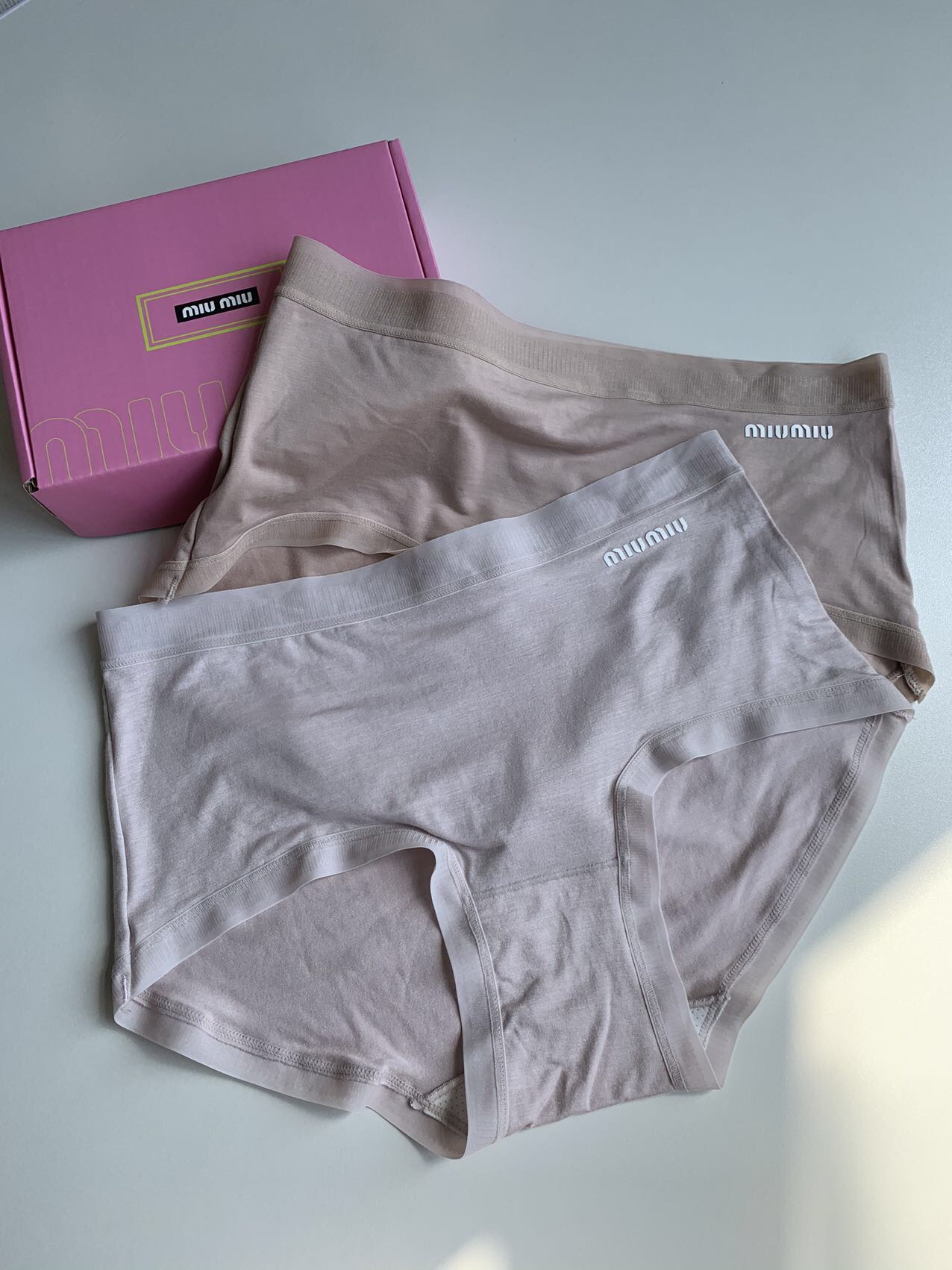 品名：miumiu女士内裤——莫代尔颜色：深肤浅肤肤色浅蓝面料：91%莫代尔9%氨纶底裆：桑蚕丝底裆尺码