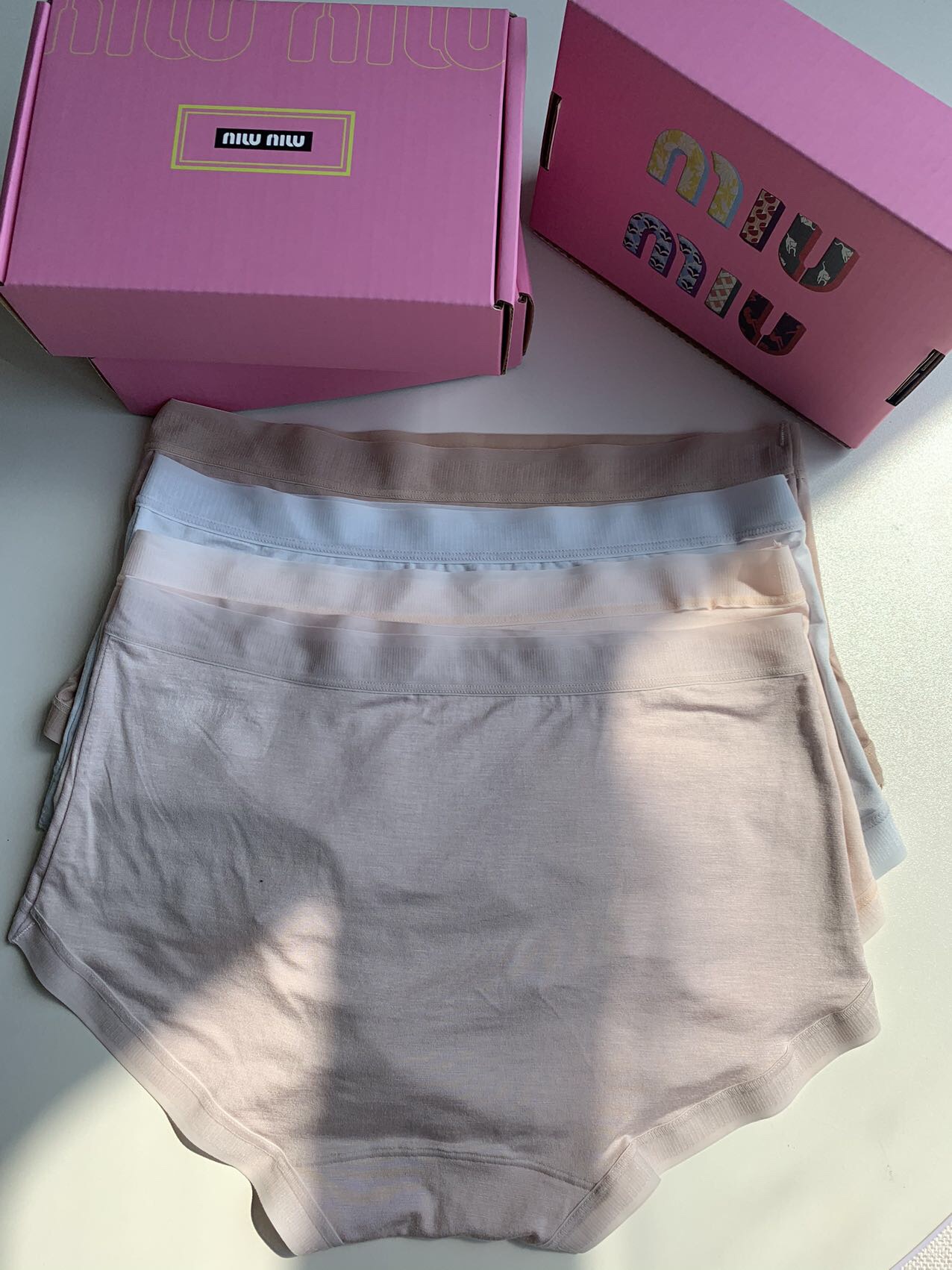 品名：miumiu女士内裤——莫代尔颜色：深肤浅肤肤色浅蓝面料：91%莫代尔9%氨纶底裆：桑蚕丝底裆尺码