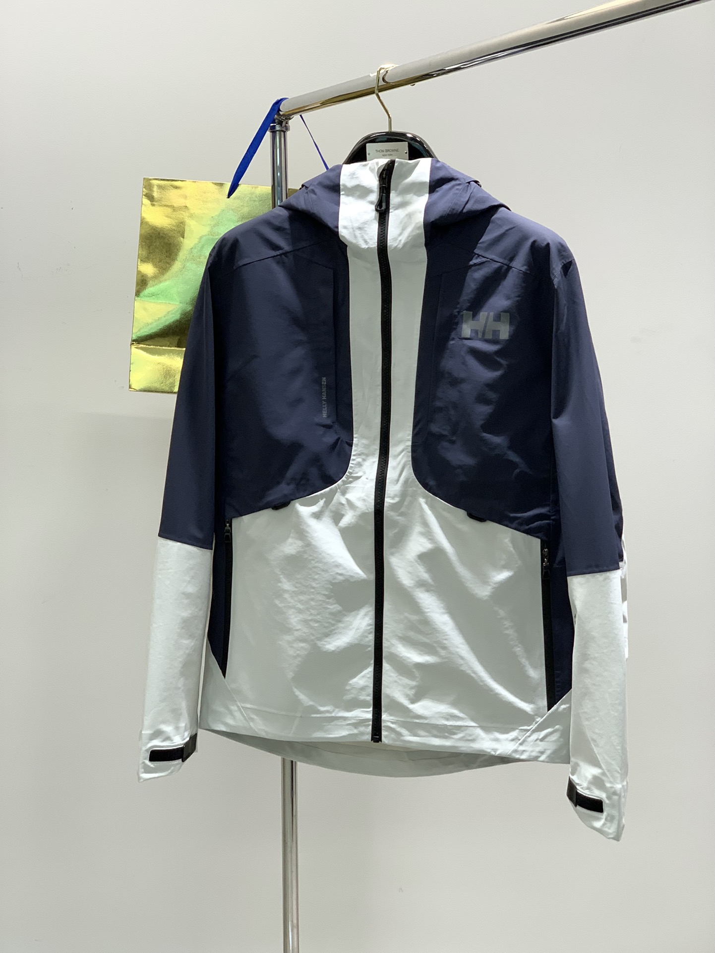 NO:135105,,HELLY HANSEN/HH couples outdoor professional hard shell waterproof and moisture-permeable jacket, professional-grade jacket, couples style, high waterproof and moisture-permeable technology, all-weather protection outdoor couples jacket, fearless professional-grade protective equipment, innovative three-proof technology system, performance waterproof and moisture-permeable, windproof, comfortable and breathable, dynamic constant temperature protection, ergonomic three-dimensional tailoring design, assist mountain travel and rock wall challenges, tailoring that is more suitable for outdoor hiking, providing a more comfortable experience for outdoor sports, new professional-grade jacket, waterproof and windproof and moisture-permeable, long-lasting resistance to wind and rain JS benchmark, waterproof and index MMH2O >0 NISNYH AT73H moisture-permeable index h/m/24h>10000 The style is versatile and suitable for a variety of scenarios, multi-dimensional shape switches at will, Urban leisure, travel and hiking, outdoor mountaineering  3D three-dimensional tailoring creates functional aesthetics, precision technology for use, innovative protection, intelligent experience, 360° adjustable snow hat system, sporty style, highlight fashion!  !  Know the details, intimate details, ingenious work, professional waterproof fabrics, excellent stretching and mobility, ventilation and heat dissipation of multiple breathable systems, brand LOGO demonstrates the brand tone, seamless glue-fitting process for the whole body, color olive green, navy, size S-XXL S shoulder width 47, bust 106, length 67, recommended about 120, M shoulder width 49, bust 110, length 69, recommended about 140, L shoulder width 51, bust 114, length 71, recommended about 160, XL shoulder width 53, bust 118, length 73, recommended about 180, XXL shoulder width 55, bust 122, length 75, recommended about 200,,hats,alexander wang19860909,HELLY HANSEN/HH情侣户外专业硬壳防水透湿冲锋衣 抵御风雨专业级冲锋衣情侣款 高防水透湿科技 全天候防护户外情侣冲锋衣 风雨无惧专业级防护装备 革新性三防科技系统 性能防水透湿 防风 舒适透气 动态恒温保护 人体工学立体剪裁设计 助力山地穿越与岩壁挑战 更适合户外徒步的剪裁 为户外运动提供更舒适体验 全新专业级冲锋衣 防水防风透湿持久抵御风雨 JS基准 防水指数MMH2O >0 NISNYH AT73H 透湿指数h/m/24h>10000 风格百变适合多种场景 多维度造型随心切换 城市休闲 旅行徒步 户外登山 3D立体剪裁塑造机能美学 精工至臻 科技为用 创新防护 智感体验 360°可调节风雪帽系统 运动版型 彰显时尚！！ 见微知著 关乎细节 匠心细节 走心之作 专业防水面料优良的伸展活动性 多处透气系统通风散热 品牌LOGO彰显品牌调性 全身无缝压胶贴合工艺 颜色橄榄绿 藏青 尺码S-XXL S肩宽47 胸围106 衣长67 建议120左右 M肩宽49 胸围110 衣长69 建议140左右 L肩宽51 胸围114 衣长71 建议160左右 XL肩宽53 胸围118 衣长73 建议180左右 XXL肩宽55 胸围122 衣长75 建议200左右,,hats,alexander wang,Men's clothing