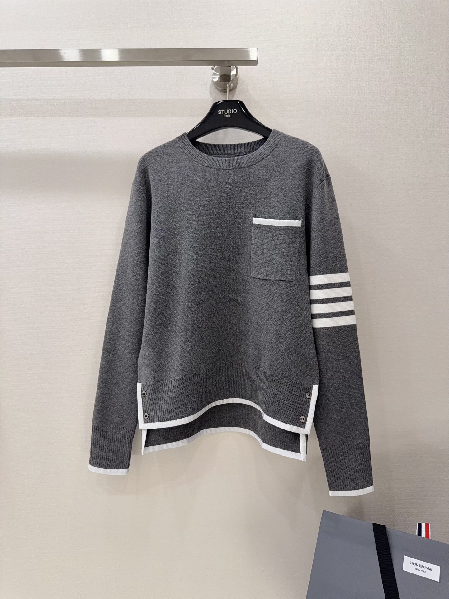 NO:328175,The minimalist loose silhouette perfectly hides all kinds of fat body shapes. Combined with soft knitted fabric, the overall sense of leisure is enlarged. The classic four-bar logo on the arm is soft and comfortable~ Free and relaxed~, alexander wang19860909极简宽松廓形,完美藏匿各种微胖身型 结合柔软的针织面料,放大了整体的闲适感 手臂经典四杠标识 触感柔软,舒舒服服的~ 自在又松弛~,,alexander wang,Women's clothing