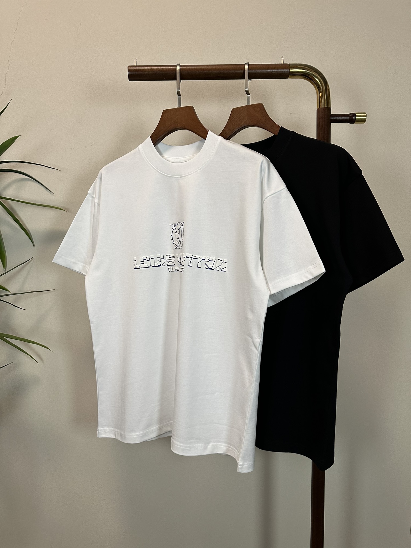 NO:134873,LV Louis Vuitton New round neck short-sleeved T-shirt High-end version!  Customized fabrics for counters are breathable and comfortable, with impeccable details, and the brand element design concept reflects high quality. The feel is delicate and soft!  It is casually cut, with a great upper body style!  Code number M-3XL, louis vuitton,louis vuitton,t-shirt,tees,t-shirt,alexander wang19860909LV 路易威登 新款 圆领 短袖 T恤 高端版本！专柜定制面料 透气舒适度高,细节无可挑剔,品牌元素设计理念,体现高品质.手感细腻柔软！呈现休闲裁剪,上身版型超赞！ 码数M-3XL,,louis vuitton,louis vuitton,T-shirt,tees，t-shirt,alexander wang,Men's clothing