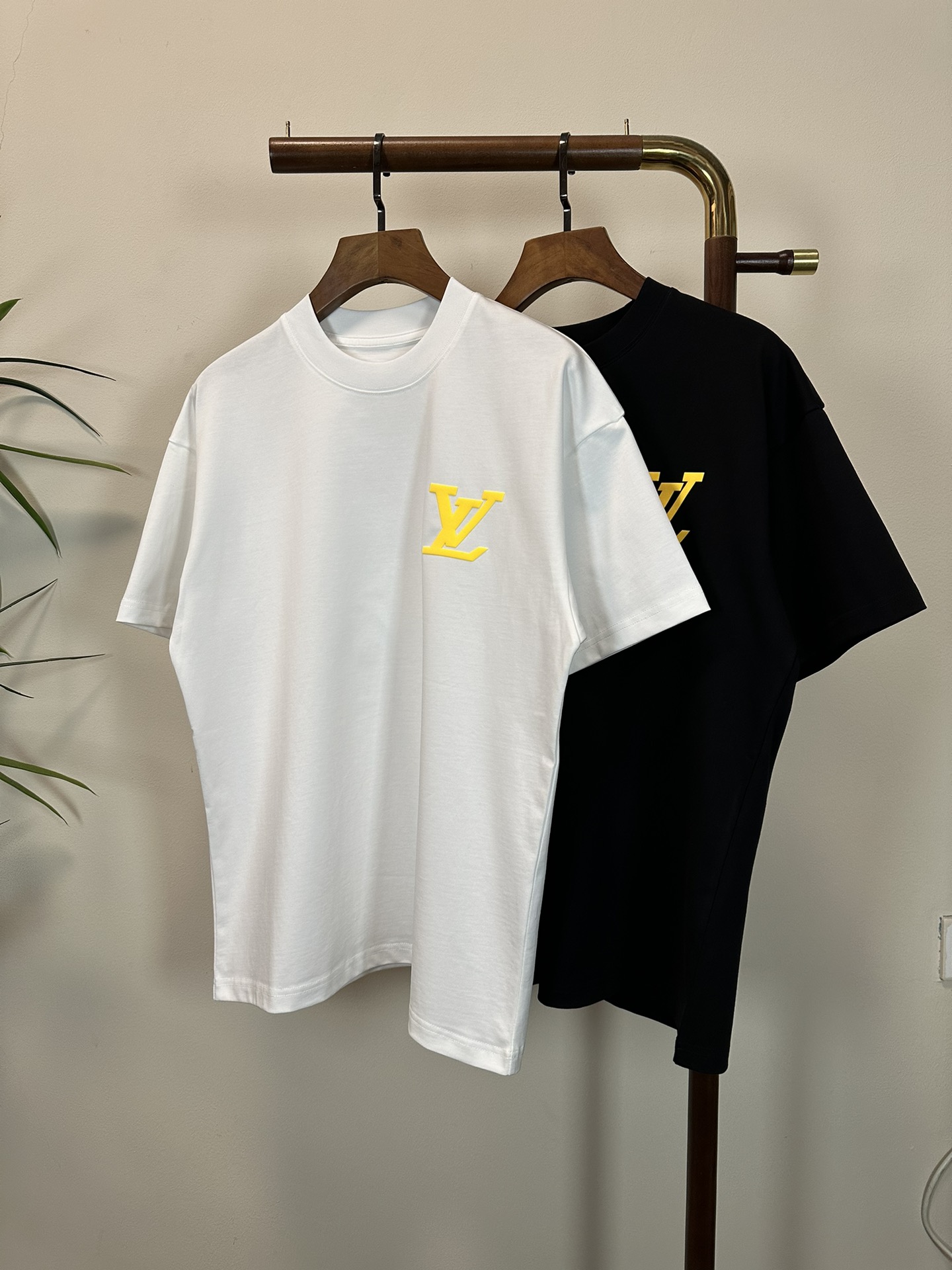 NO:134866,LV Louis Vuitton New round neck short-sleeved T-shirt High-end version!  Customized fabrics for counters are breathable and comfortable, with impeccable details, and the brand element design concept reflects high quality. The feel is delicate and soft!  It is casually cut, with a great upper body style!  Code number M-3XL, louis vuitton,louis vuitton,t-shirt,tees,t-shirt,alexander wang19860909LV 路易威登 新款 圆领 短袖 T恤 高端版本！专柜定制面料 透气舒适度高,细节无可挑剔,品牌元素设计理念,体现高品质.手感细腻柔软！呈现休闲裁剪,上身版型超赞！ 码数M-3XL,,louis vuitton,louis vuitton,T-shirt,tees，t-shirt,alexander wang,Men's clothing