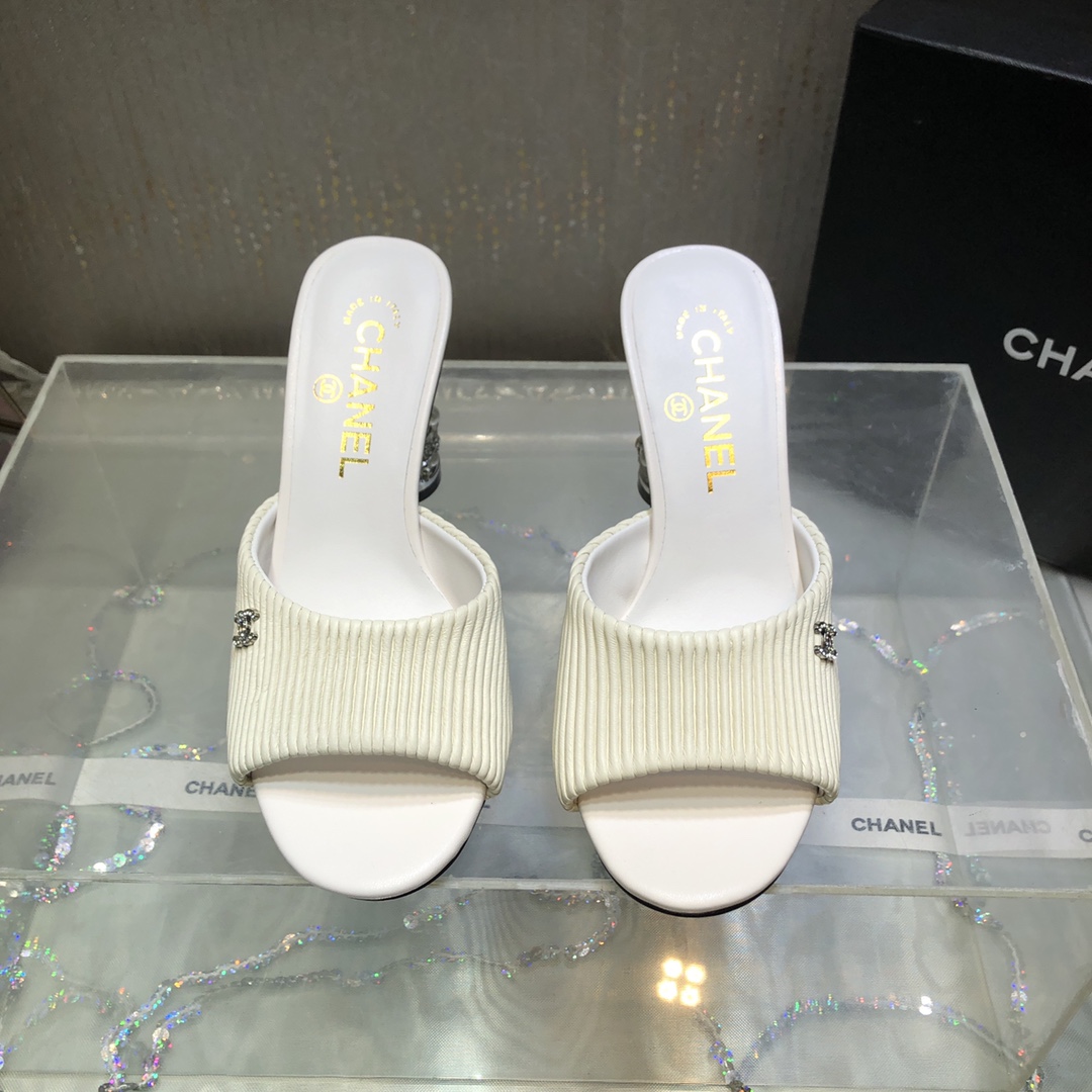 NO:241838,~CHANE*｜Xiaoxiang 25P spring and summer new product series rhinestone high heel slippers are fashionable, sexy and beautiful!  It is stylish and modern, revealing a hint of elegant charm!  This shoe satisfies all girls' fantasies about high heels. It has a girlish feel and can also be worn to look like a goddess!  The upper is made of custom special leather, inner lining/tip-stud lambskin, sole imported from Italy, cowhide, heel height 8cm zesi35-39 (customized by 40/41), high heels, chanel, sandals, high heels, slippers, cowhide, sheepskin19860909～CHANE*｜小香25P春夏新品系列水钻高跟拖鞋时尚性感美得让人窒息！ 又不失时尚现代感,透出丝丝优雅魅力！ 这款鞋满足了女生对高跟鞋的所有幻想 既有少女感,也可以穿出女神范！ 鞋面采用定制特殊皮料 内里/踮脚小羊皮 鞋底意大利进口牛皮大底 跟高8cm zesi35-39（40/41定制）,高跟鞋凉鞋,chanel,sandals,high heels,slippers,cowhide,sheepskin,Women's Shoes