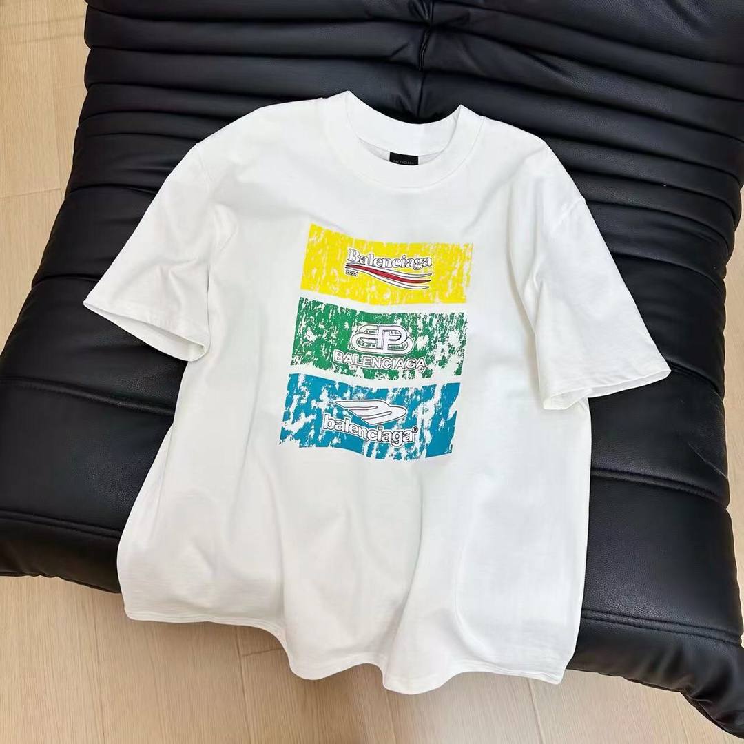 💰95
Balenciaga巴黎世家三色标志设计网眼logo理念短袖T恤
▪️面料: 280重磅纯棉,随意对比
▪️采用特定重磅32S精棉平纹针织面料,280克重;搭配32s+70D拉架螺纹,280g:95/精棉*5%氨纶双纱罗纹。精纺棉材质轻薄透气,上手棉感偏强,透气性吸湿性强;螺纹运用混纺工艺,织成精梳棉布料,使面料摸上去就十分柔软。精纺棉材质轻薄透气,上手棉感偏强,透气性吸湿性强;不易出褶亦不需要特别打理。罗纹引进的32针高端纺织,70D超细弹力缝线,接近无感的走线,舒适贴合身形。
▪️全套新款巴黎世家辅料
▪️男女同款均可驾驭
▪️区别市面版本 随意对比
▪️颜色: 白色
▪️尺码:M L XL
M .衣长73 胸围114 肩宽 52
L . 衣长75 胸围118 肩宽 54
XL.衣长77 胸围122 肩宽56
尺码偏大,宽松版型
M 110~140斤
L. 140~170斤
XL. 170~200斤