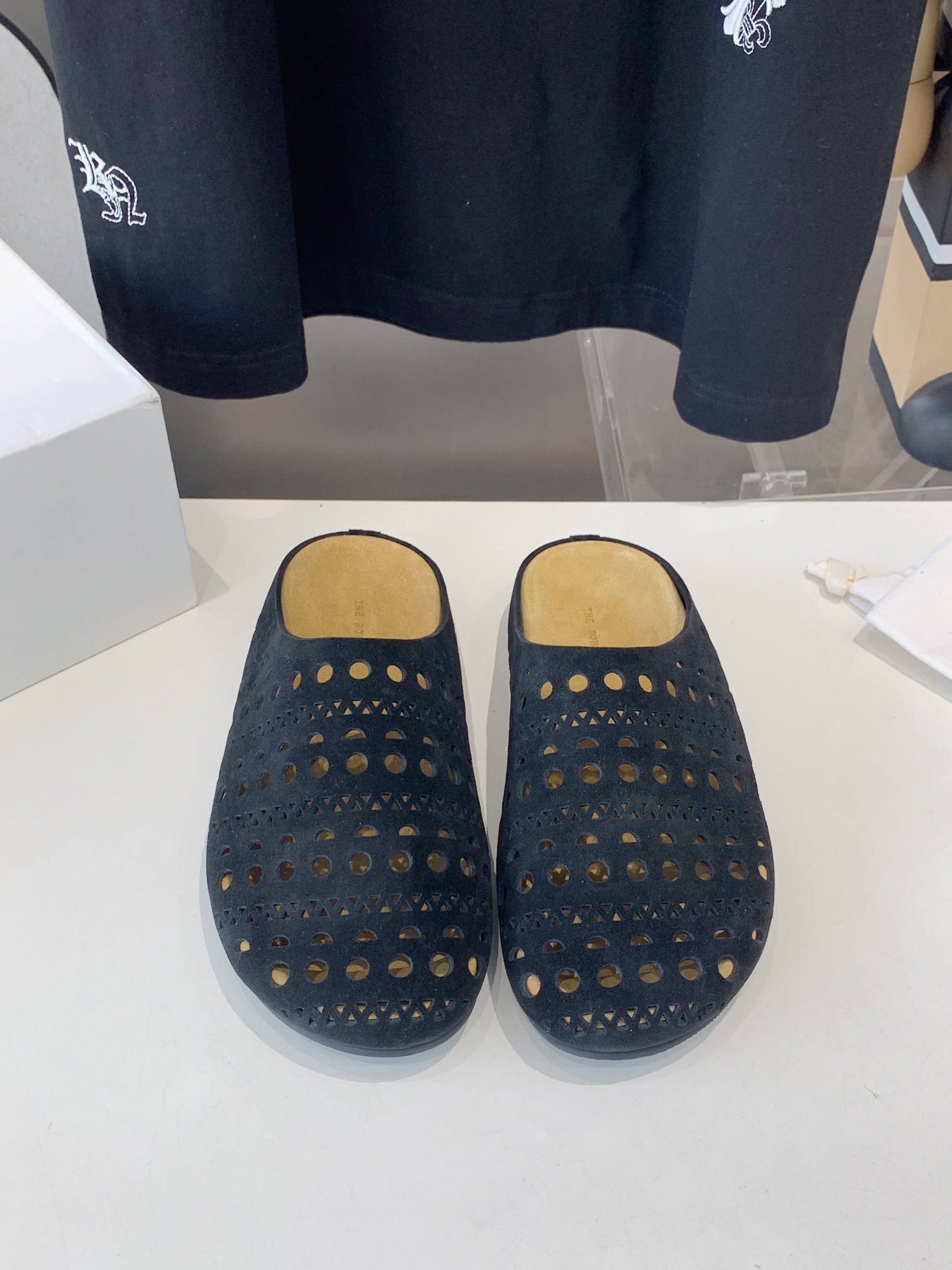 NO:240289,TheRo*25s spring and summer new style, geometric hollowed-out bag head Boken semi-torch, the latest minimalist therow, geometric hollow-out bag head sandals, bringing coolness to the extreme!  Extreme breathability!  The upper is very soft and cow back-sweet fabric!  Including foot pads!  It looks hard but is actually soft ~ It is very light overall!  The matching degree with summer is simply not too good!  !  Material beef reverse velvet, inner beef reverse velvet, outsole rubber sole, shoe size 35-39/40 customized, non-return, semi-torque, sandals19860909TheRo*25s春夏新款 几何镂空包头博肯半拖 极简主义therow最新款,几何图形镂空包头凉鞋,把清凉做到极致！极致的透气！鞋面非常柔软的牛反绒面料！包括垫脚！看似坚硬实际上反而柔软～整体非常轻便！与夏天的适配度简直不要太匹配！！ 材质牛反绒 内里牛反绒 大底橡胶大底 鞋码35-39/40定制不退换,半拖,sandals,Women's Shoes