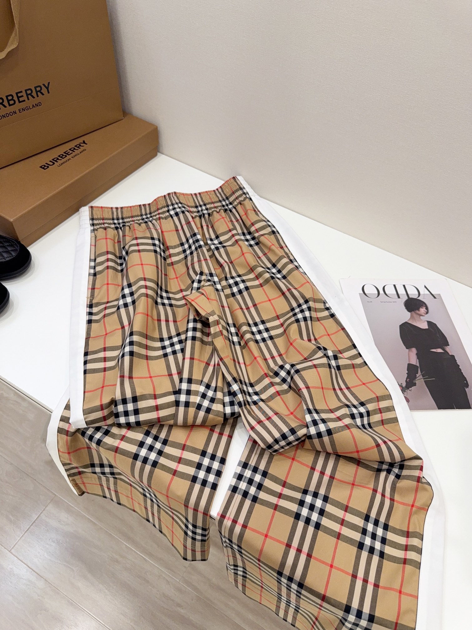 NO:328189,The ceiling of the price of magic pants!  !  The Invincible Armada is easy to wear!  All fixed-point positioning restore!  !  Compare it casually if you get it!  ZG6000 's pants, today's channel cost-effectiveness gives you a lot of advantages!  Those who are infiltrated must enter!  If you have bought ZG, you have to go to the market even more. The sisters who have bought it know how easy it is!  !  !  The style is too ~ in place!  Slimming and high-end!  The upper body is loose and has a very attitude~ You can wear it from spring to autumn!  ,alexander wang19860909神裤价的天花板！！无敌舰队好穿！ 全部定点定位还原！！拿到手随便比！ ZG6000 的裤子,今天的渠道性价比给足了优势！没入的一定要入！ZG入过的你更加要去入,有多好穿买过的姐妹都懂！！！ 版型太~到位了！显瘦显高又高级！ 上身松弛亦很有态度~可以从春天穿到秋天！,,alexander wang,Women's clothing