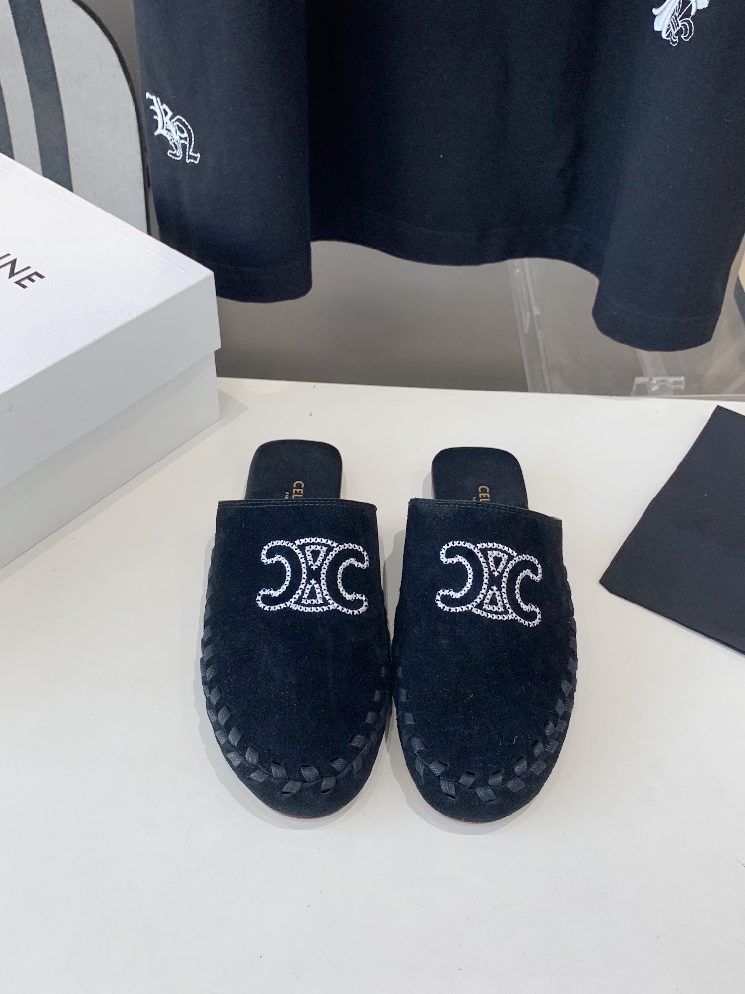 NO:240286,Celine Arc de Triomphe 25ss Spring and summer new style semi-dragged, full of high-end feel, Internet celebrity ins grass planting artifact, very retro style, full of aura, very novel design style, high-end and very comfortable. The imprinted celine logo highlights the brand charm. Fabric original beef reverse velvet inner sheepskin, large soles Italian leather big soles injection molding Size#35-40 (40 custom made), semi-drag, celine, celine, sheepskin, Leather soles19860909Celine 赛琳 凯旋门 25ss 春夏新款 半拖 高级感十足 网红ins种草神器、非常复古风、气场十足单品、设计风格非常新颖、高档且非常舒适. 压印celine标志彰显品牌魅力 面料原版牛反绒 内里羊皮 大底意大利真皮大底注塑 Size#35-40（40定做）,半拖,celine,celine,sheepskin,Leather soles,Women's Shoes