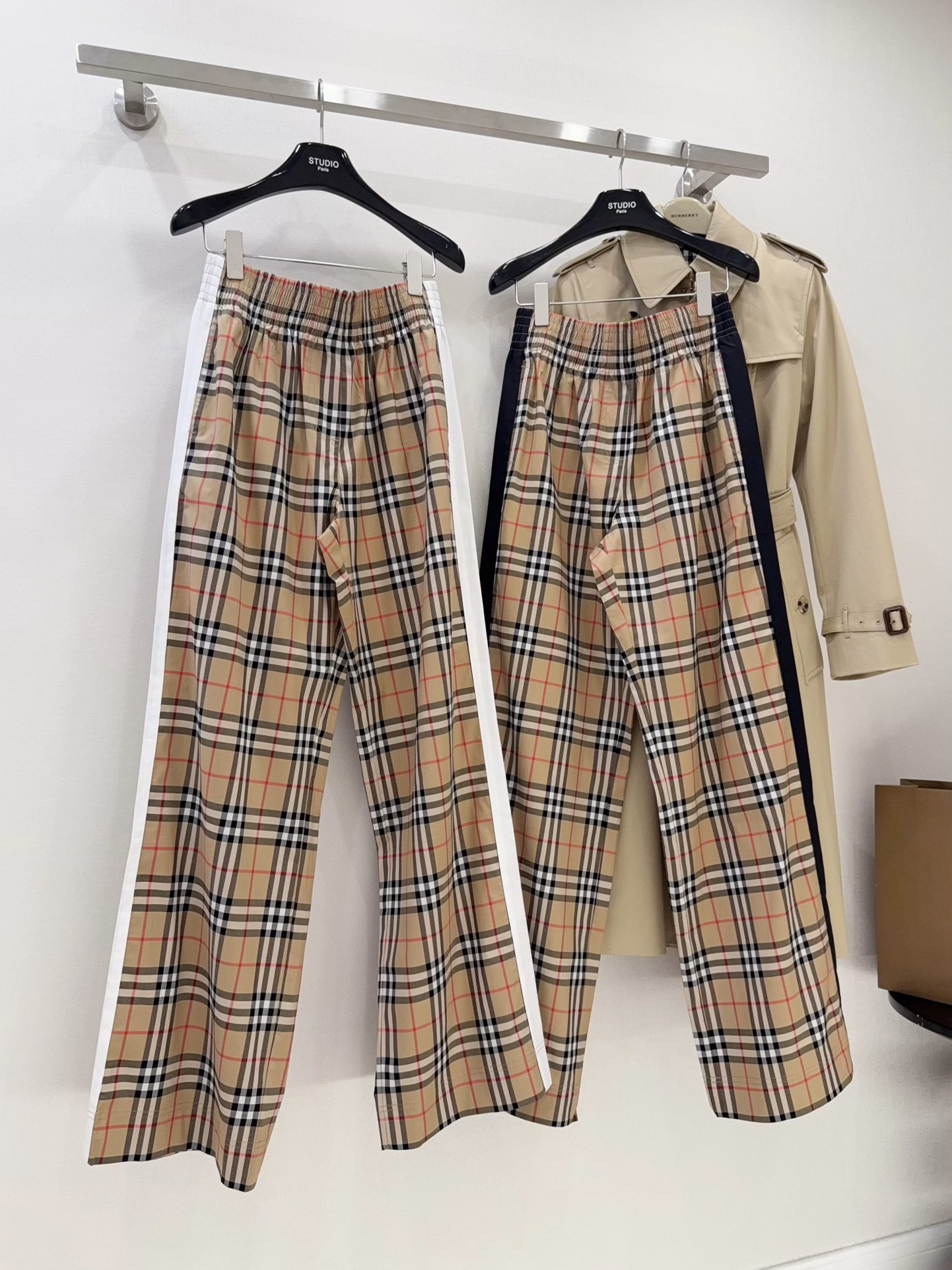 NO:328186,The pants you will fall in love with once you put them on!  !  !  Loose straight wide-leg tailoring, plenty of space for trousers, and you can grasp all kinds of leg shapes!  Good clothes without suspense!  Paired with all kinds of tops and jackets at home, you can create new surprises!  You can feel the feeling brought by this design on the upper body~~ lazy, casual, and effortless and comfortable and fashionable!  Don’t be versatile in your daily clothes!  Look taller and thinner!  ,,jackets & coats,alexander wang19860909一穿上就会爱上的裤子！！！ 宽松直筒阔腿剪裁,裤身空间充裕 拿捏各种腿型！没有悬念的好穿！ 搭配家里各种上衣和外套,都能穿出新惊喜！ 上身就能感受到这种设计带来的 feel~~ 慵懒 率性 又洒脱~不费力的舒适时髦感！ 日常穿着不要太太太百搭！显高又显瘦！,,jackets & coats,alexander wang,Women's clothing