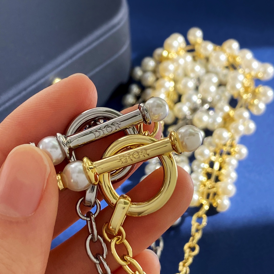 Dior 迪奥DIOR欧美风 OT型链扣饰CD标志白色珍珠缠绕链条项链 黄铜材料 2个色:金色 银色