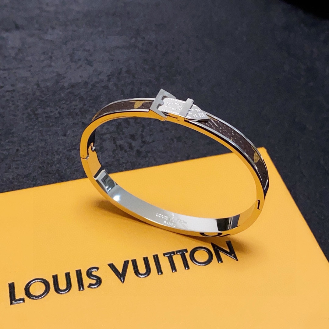 NO:109278,New product, original single product, LV neutral belt buckle bracelet Louis Vuitton, Louis Vuitton, counter consistent material, hot model shipment, unique design, retro avant-garde. The bracelet 14K seiko color protection version has been loved by MM since its launch. Every color has its unique brilliance!  The effect is very good!  The smallest one!  More durable than ordinary models, beautiful skin tone, fine jewelry, louis vuitton, louis vuitton, louis vuitton, bracelet19860909新品 原单货 LV中性款皮带扣头手镯Louis Vuitton 路易威登 专柜一致材质 火爆款出货 设计独特 复古前卫.手镯14K精工保色版 从上市以来一直深受MM喜爱每一种颜色都有它独一无二的光彩！上手效果非常好看！最细小的一款！比普通款更耐看显肤色白皙,饰品精品,louis vuitton,louis vuitton,louis vuitton,bracelet,Jewelry