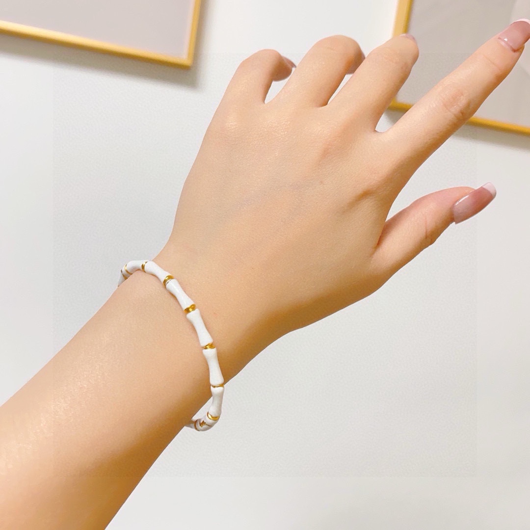 NO:109287,Gucci white bamboo bracelet that highlights temperament in early spring!  I love the babies, and I found this invincible bamboo sterling silver bracelet, which is so beautiful, it is so exciting~ because it is really beautiful~ The simple bamboo styling is so exquisite. There is also the meaning of rising steadily, sisters can completely close their eyes and never make mistakes, jewelry quality, gucci, gucci, bracelet, pure silver19860909早春穿搭什突显气质的古驰Gucci白色竹节手镯！爱了爱了宝宝们,找到了这款颜值无敌的竹节纯银手镯简直吹爆～因为真的太好看啦～简约的竹节造型,精致到爆.还有节节高升的寓意姐妹们完全可以闭眼入也不会出错,饰品精品,gucci,gucci,bracelet,pure silver,Jewelry