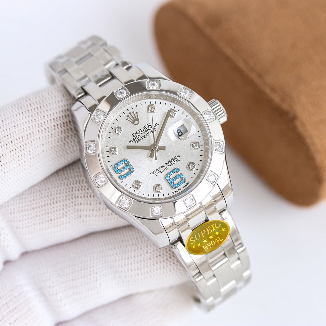 NO:149109,Rolex-34mm diamond-set dial EARLMASTER series ① Women's pearl lady model uses 904L stainless steel to forge stainless steel watches, and the case has high corrosion resistance. This super alloy is not only very durable and easy to polish, but its beauty remains unabated even in the most extreme environments. ② Built-in imported automatic machinery, with extremely stable performance, its shock resistance and geometric structure so that the movement can maintain regular operation at any position. ③ Triangular pit bottom cover is tightened with special tools to make the case safely sealed. The winding crown adopts a double-lock double waterproof system, which is firmly screwed to the case, making it more waterproof. ④ The mirror is made of scratch-resistant blue crystal, and a small window convex lens is installed at 3 o'clock to facilitate reading dates. The waterproof Oyster case of women's pearl lady model gives the best protection for high-precision movement.  ⑤The new concealed connection between the watch strap and the outer ring ensures a seamless visual effect between the strap and the case. The redesigned commemorative strap is equipped with a new generation of concealed crown buckle, opened with a more connected Rolex crown logo.,,rolex19860909劳力士-34毫米 镶钻表盘EARLMASTER系列 ①女装珍珠淑女型采用904L不锈钢来锻造不锈钢腕表,表壳具备高抗腐蚀性.这种超合金不仅非常耐用且易于磨光,即使在最极端的环境,其美态依然不减. ②内置装配进口自动机械 性能极为稳定,其抗震力、几何结构使机芯在任何位置都可保持规律运行. ③三角坑纹底盖以专用工具旋紧 使表壳安全密封 上链表冠采用双扣锁双重防水系统,牢固旋紧于表壳,使得更加防水. ④镜面则以抗刮损蓝水晶制造,3点钟位置装有小窗凸透镜,方便读取日期.女装珍珠淑女型的防水蚝式表壳给予高精准机芯最佳防护. ⑤腕表表带和外圈底下的崭新隐蔽连接方式,确保表带和表壳之间达到无缝连接的视觉效果.重新设计的纪念型表带配有新一代隐蔽式皇冠带扣,以较接的劳力士皇冠标志开启.,,rolex,Watch