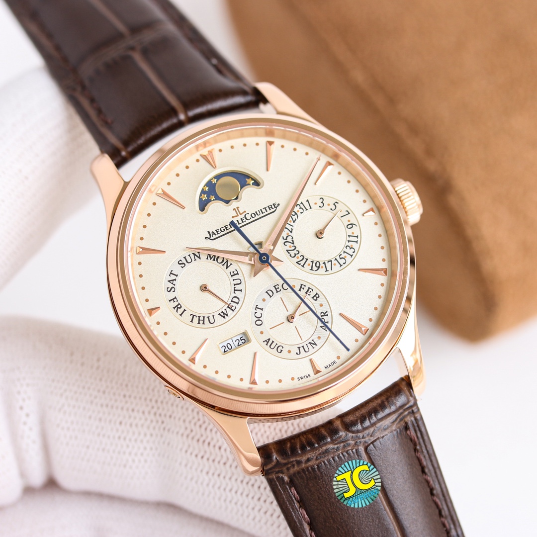 NO:149117,After three years of research on the full-function perpetual calendar mechanical movement of the GR factory, the new product of Jaeger-LeCoultre Perpetual Calendar automatic mechanical watch is reproduced. With the persistence of the concept of time and cost, the use of imported movements to restore the complex function movement of the integrated machine has been achieved consistent with the official functions!  1: Perpetual calendar function, which can touch the 8 o'clock position and adjust the calendar year through month adjustment, so that the perpetual calendar year is operated normally, which facilitates the operation of the function module of the calendar, and year display 1 2029 makes it easier to replace the perpetual calendar function module. 2: Calendar disc Weekly and monthly functions, 1. Calendar disc 3 o'clock display, which can be adjusted to the front date through the first gear pulled out of the bar, and the reverse date is adjusted to the back date. *Reverse adjustment is not recommended, so the function will jump. 2. Weekly and 9 o'clock display, which can be reversed through the second gear pulled out of the bar, and the 24-hour time adjustment is adjusted. 3. Monthly and 6 o'clock display, which can be touched and adjusted through the 8 o'clock display, which can be adjusted with the operating lever for special adjustment buttons. In this way, the three functions can be adjusted separately, which is convenient for operation when wearing.  3: The warning window function is a fan-shaped window located above the needle shaft in the center of the dial. The year can be adjusted manually when displayed in white. When displayed in blue, it is a restricted period. It is best not to adjust the year in this area to avoid destroying the normal service life of the movement. Therefore, the /1 movement is a complex function movement, which is not a defect of the movement, and the same is true for the original. 4: The moon phase disc function is located at 12 o'clock and the moon phase window runs for 30 days to realize the real function true moon image. It can be adjusted in reverse through the first gear pulled out of the bar, which actually solves the problem that the moon image function cannot be adjusted separately. In addition, the adjustment method of the above functions will be accompanied by a use adjustment instruction card to facilitate watch friends to understand it more simply and clearly. While paying attention to function restoration, the appearance restoration is also the top priority.  1: The materials at the bottom of the shell ring are all made of stainless steel materials that are the same as the original. Each accessory is individually made by CNC to restore the original appearance effect, maintain the original size of 39mm, and the thickness is the closest to the original size. On the basis of the full realization of complex functions, the overall thickness should be controlled as much as possible, and now it is about 10mm. 2: The restoration of the face plate, based on the original size, the scale Ding is all the open mold true Ding, the three-dimensional sense and gloss are infinitely restored, and the size and Ding position is full QC. The three-dimensional and concave method of the three function discs are consistent with the original. The three-dimensional concave feeling of the moon window and the perpetual calendar window are more obvious. The scale points and logo are also as close as the original. The slightly convex appearance feel, and all face plate colors are also restored to the same as possible.  3: Use the Toffee pointer. The Toffee sword-shaped pointer is the logo pointer of the Jaeger-LeCoultre brand. It is half sandblasted and half polished. The hour and second hands are micro-bending processes. The steel blue needle is burned steel blue, and the blue is more pure. All efforts in the GR factory are a must-see to achieve the results. This Jaeger-LeCoultre watch can be restored as much as possible, so that watch friends can feel the charm of the watch more personally while loving it., jaeger-lecoultre19860909GR厂新品经过3年研究积家大师全功能万年历机械机芯,复刻积家大师万年历自动机械腕表.在不计时间和成本的理念坚持下,实现了使用进口机芯还原一体机复杂功能机芯所有功能与官方一致！ 一:万年历功能,可触及8点位置隐形按键通过月份调节年历,万年历年份正常运行,这样便于年历的功能模块的运转,年份显示一2029使更换万年历功能模块更简便. 二:日历盘星期盘月份盘功能,1.日历盘3点位显示,可通过巴的拉出的第一个档位顺转向前日期调节,逆转向后日期调节,*不建议逆调因此功能会跳动月像盘.2.星期盘9点位显示,可通过巴的拉出的第二个档位逆转通过24小时时间调节.3.月份盘6点位显示,可通过8点位隐形按键触及调节,附配送专用调节按键的操作杆.以此还原和实现3个功能均可单独调节,便于佩戴时操作. 三:警示窗功能,位于表盘中央的针轴上方的一个扇形窗口,显示为白色时可手动调整年份,显示为蓝色时为禁区时间段,这个区域最好不要调年份,以免破坏机芯的正常使用寿命,因此款/1机芯为复杂功能机芯,并不是机芯缺陷,原装也是如此. 四:月相盘功能,位于12点位置月相窗口30天运行一圈,实现真功能真月像,可通过巴的拉出的第一个档位逆转调节,实际解决了月像功能不能单独调节的问题. 另此以上功能的调节方法会附送使用调节说明卡一张,以便于表友更简单明了的了解. 在重视功能还原的同时,外观的还原也是重中之重. 一:壳圈底的材料均使用和原一致的精钢材料,每个配件均单独通过CNC精密制作,以此还原本来的外观效果,保持原39mm大小,厚度更是最接近原装的尺寸,在复杂功能全实现的基础上,尽可能控制整体厚度,现做到10mm左右. 二:面盘的还原,根据原装尺寸还原,刻度丁均为开模真丁,立体感和光泽度无限还原,尺寸和丁的位置更是全QC,3个功能盘的做法跟原装一致均为凹下,月像窗口和万年历窗口立体凸凹感更明显,刻度点和Logo也跟足原版,微凸的观感,所有面盘色也尽可能的还原到一致. 三:使用太妃指针,太妃剑型指针是积家品牌的标志指针,为一半喷砂一半抛光,且时针和秒针均为微压弯工艺,钢蓝针为烧钢蓝,蓝色更纯正. GR工厂所有努力的过程都是实现结果的必经之途,尽可能的还原此款积家大师复杂万年历腕表,让表友在喜爱的同时更切身的感受腕表的魅力.,,jaeger-lecoultre,Watch