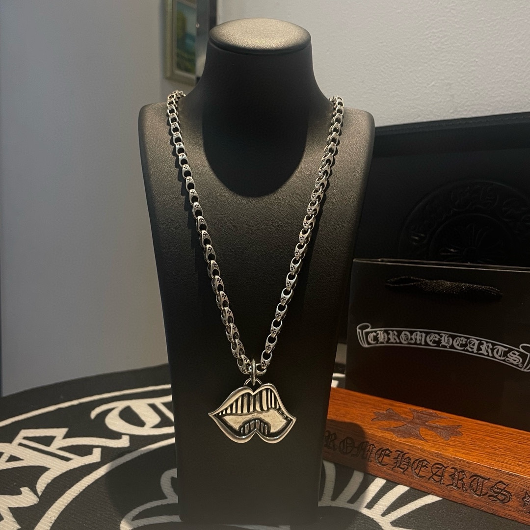 NO:109036,TikTok/Kuaishou/ins/Xiaohongshu/Live Hot, New [Counter Quality] Chrome Hearts Cross Necklace, Big Mouth Pendant, Different Concave and Convex and Convex Scout Flowers are Croxin's ambitions, so they last forever. Genuine version of Chrome Hearts Croxin, different market light version, benchmark quality, look at the details of the letter printing, retro old gray oxygen level. Seiko version!  !  !  Pure handmade ~ Authentic model opening must-have fashion and fashion, both men and women can wear it, same style for couples, original official website, rock punk style silver style, retro elements, trendy and versatile!  , jewelry boutique, chrome hearts, chrome hearts, necklace19860909批 抖音/快手/ins/小红书/直播热门 ,新款【专柜品质】Chrome Hearts克罗心十字架项链 ,大嘴吊坠,凹凸造型不同的花纹设计风格 呈现出与众不同 十字架 童军花是克罗心的志 所以更经久不衰 正品打版Chrome Hearts克罗心 区别市场普通轻版 对版对标品质 看字印细节 复古做旧灰氧程度.精工版本！！！ 纯手工打造 ～正品开模潮流时尚必备 男女均可佩戴 情侣同款 官网原版 摇滚朋克泰银风格 复古元素 潮流百搭！,饰品精品,chrome hearts,chrome hearts,necklace,Jewelry