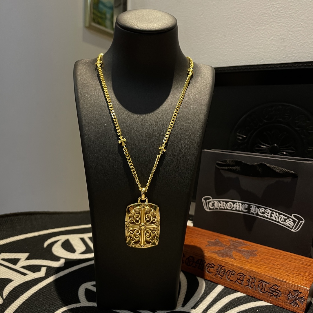 NO:109039,New [Counter Quality] Chrome Hearts Croxin Classic golden multi-element necklace Cross flower pendant Different pattern design styles with concave and convex shapes present unique cross Scout flowers are Croxin's ambitions, so they last longer. Genuine version Chrome Hearts Croxin Difference to the market ordinary light version, match the quality of the version, look at the details of the letter printing, retro old gray oxygen level. Seiko version!  !  !  Pure handmade ~ Authentic model opening must-have fashion and fashion, both men and women can wear it, same style for couples, original official website, rock punk style silver style, retro elements, trendy and versatile!  , jewelry boutique, chrome hearts, chrome hearts, necklace, gold19860909新款【专柜品质】Chrome Hearts克罗心 经典黄金色多元素项链 十字花吊坠 凹凸造型不同的花纹设计风格 呈现出与众不同 十字架 童军花是克罗心的志 所以更经久不衰 正品打版Chrome Hearts克罗心 区别市场普通轻版 对版对标品质 看字印细节 复古做旧灰氧程度.精工版本！！！ 纯手工打造 ～正品开模潮流时尚必备 男女均可佩戴 情侣同款 官网原版 摇滚朋克泰银风格 复古元素 潮流百搭！,饰品精品,chrome hearts,chrome hearts,necklace,gold,Jewelry