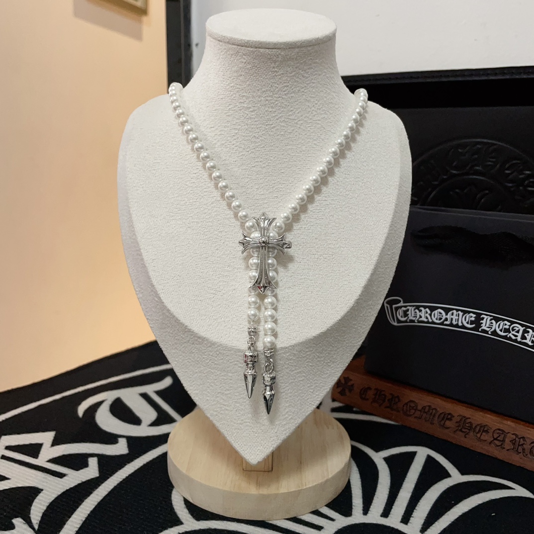 NO:109043,Chrome Hearts Pearl Necklace is a cool cross element, ostentatious and personalized, matched with pearls, with a gentle luster, soft and noble, with a combination of coolness and elegance, and the style is directly full!  The real thing is beautiful, and the rate of return is overwhelming. Whoever wears it looks good!  , jewelry boutique, chrome hearts, chrome hearts, necklace19860909Chrome Hearts克罗心珍珠项链 酷感十足的十字架元素,张扬又个性,搭配珍珠,光泽温润,柔美又矜贵,酷飒与优雅融合,风格直接拉满！ 实物美炸,出街回头率爆表,谁戴谁好看！,饰品精品,chrome hearts,chrome hearts,necklace,Jewelry