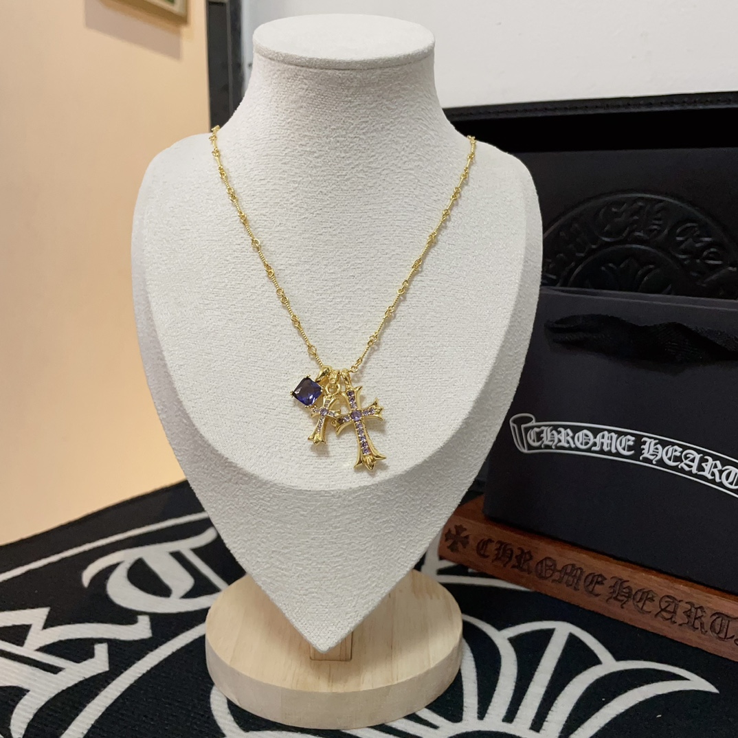 NO:109055,New [Counter Quality] Chrome Hearts Croxin Twist Double Cross Necklace Full Diamond Cross Pendant Kuaishou/ins/Little Red Book Popular, Different Concave and Convex and Convex Design Styles, Showing Different Cross Scout Flowers are Croxin's ambitions, so they last longer. Genuine version of Chrome Hearts Croxin, different from the market, benchmarking the quality of the version, looking at the details of the letter printing, retro, old gray oxygen level. Seiko version!  !  !  Pure handmade ~ Authentic model opening must-have fashion and fashion, both men and women can wear it, same style for couples, original official website, rock punk style silver style, retro elements, trendy and versatile!  , jewelry boutique, chrome hearts, chrome hearts, necklace19860909新款【专柜品质】Chrome Hearts克罗心麻花双十字架项链 满钻十字架吊坠 快手/ins/小红书热门 凹凸造型不同的花纹设计风格 呈现出与众不同 十字架 童军花是克罗心的志 所以更经久不衰 正品打版Chrome Hearts克罗心 区别市场普通轻版 对版对标品质 看字印细节 复古做旧灰氧程度.精工版本！！！ 纯手工打造 ～正品开模潮流时尚必备 男女均可佩戴 情侣同款 官网原版 摇滚朋克泰银风格 复古元素 潮流百搭！,饰品精品,chrome hearts,chrome hearts,necklace,Jewelry