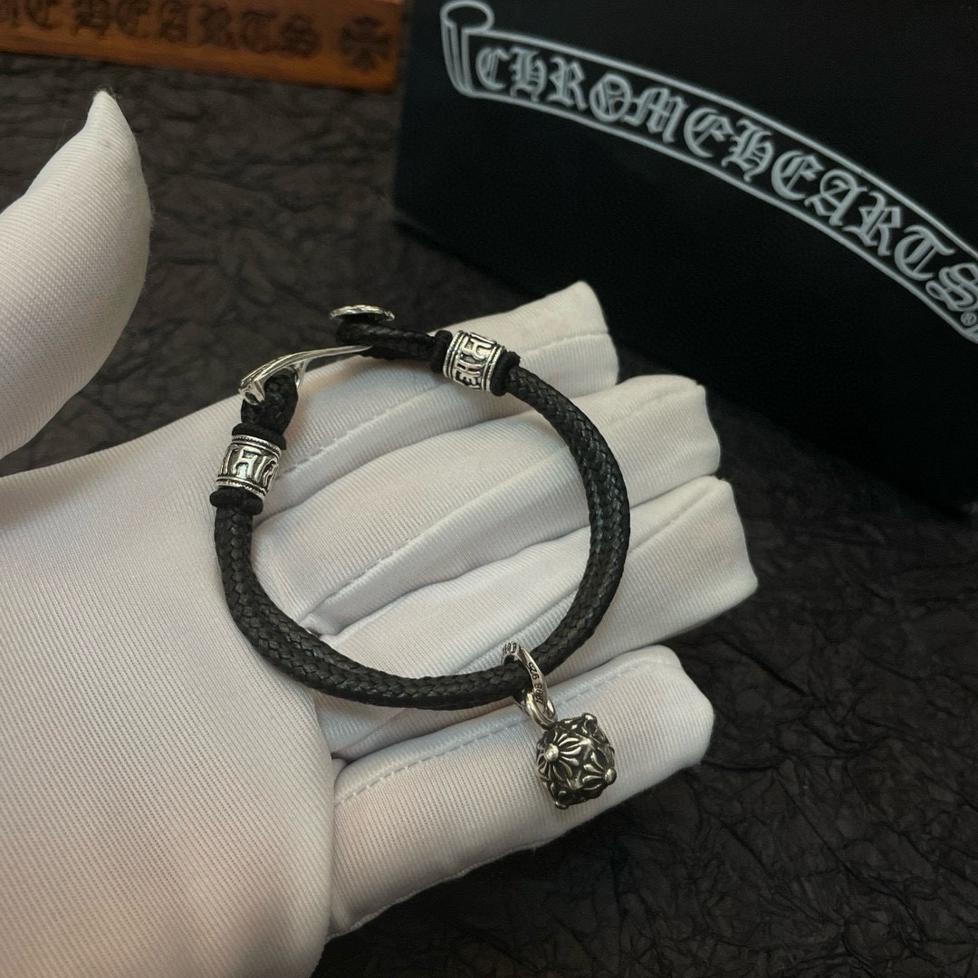 NO:109038,New models [Counter Quality] Chrome Hearts Croxin Classic retro multi-element cross ball pendant bracelet bracelet, Kuaishou/ins/Little Red Book popular, different concave and convex and convex design styles present unique. Cross Scout flowers are Croxin's logo, so they last longer. Genuine version Chrome Hearts Croxin, differentiate the market ordinary light version, benchmark the quality of the version, look at the details of the letter printing, the degree of retro old gray oxygen. Seiko version!  , jewelry boutique, chrome hearts, chrome hearts, bracelet19860909批新款【专柜品质】Chrome Hearts克罗心 经典复古多元素十字花球吊坠手串手链 ,快手/ins/小红书热门,凹凸造型不同的花纹设计风格呈现出与众不同 十字架童军花是克罗心的标志 所以更经久不衰 正品打版Chrome Hearts克罗心 区别市场普通轻版 对版对标品质 看字印细节 复古做旧灰氧程度.精工版本！,饰品精品,chrome hearts,chrome hearts,bracelet,Jewelry