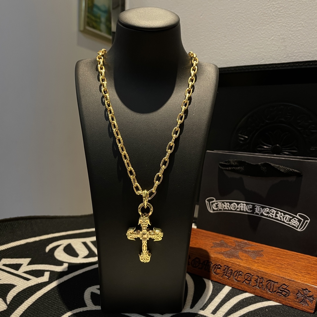 NO:109040,New [Counter Quality] Chrome Hearts Croxin Classic Golden Letter Necklace Flame Cross Pendant Different Concave and Convex and Convex Scout Flowers are Croxin's ambitions, so they last longer. Genuine version of Chrome Hearts Croxin, differentiated from the market, benchmarked on the quality of the version, looking at the details of the letter printing, retro old gray oxygen level. Seiko version!  !  !  Pure handmade ~ Authentic model opening must-have fashion and fashion, both men and women can wear it, same style for couples, original official website, rock punk style silver style, retro elements, trendy and versatile!  , jewelry boutique, chrome hearts, chrome hearts, necklace, gold19860909新款【专柜品质】Chrome Hearts克罗心经典黄金色字母项链 火焰十字架吊坠 凹凸造型不同的花纹设计风格 呈现出与众不同 十字架 童军花是克罗心的志 所以更经久不衰 正品打版Chrome Hearts克罗心 区别市场普通轻版 对版对标品质 看字印细节 复古做旧灰氧程度.精工版本！！！ 纯手工打造 ～正品开模潮流时尚必备 男女均可佩戴 情侣同款 官网原版 摇滚朋克泰银风格 复古元素 潮流百搭！,饰品精品,chrome hearts,chrome hearts,necklace,gold,Jewelry