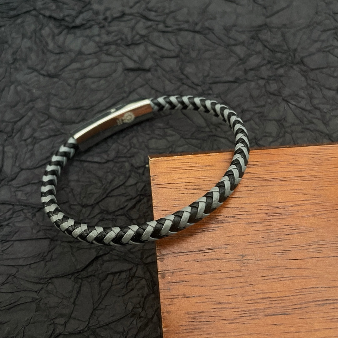 NO:111928,New [Counter Quality] Chrome Hearts Croxin Classic retro Leather rope bracelet Bracelet with different concave and convex shapes presents unique styles Cross Scout flowers are Croxin's logo, so they last longer. Genuine version Chrome Hearts Croxin necklaces are the ordinary light version of the market. The quality is benchmarked against the quality of the printed details. The retro old gray oxygen level. Seiko version!  !  !  Pure handmade ~ Authentic model opening must-have fashion and fashion, both men and women can wear it, same style for couples, original official website, rock punk style silver style, retro elements, trendy and versatile!  , jewelry boutique, chrome hearts, chrome hearts, necklace, bracelet, bracelet19860909新款【专柜品质】Chrome Hearts克罗心 经典复古 皮绳手镯手链 凹凸造型不同的花纹设计风格 呈现出与众不同 十字架 童军花是克罗心的标志 所以更经久不衰 正品打版Chrome Hearts克罗心项链区别市场普通轻版 对版对标品质 看字印细节 复古做旧灰氧程度.精工版本！！！ 纯手工打造 ～正品开模潮流时尚必备 男女均可佩戴 情侣同款 官网原版 摇滚朋克泰银风格 复古元素 潮流百搭！,饰品精品,chrome hearts,chrome hearts,necklace,bracelet,bracelet,Jewelry