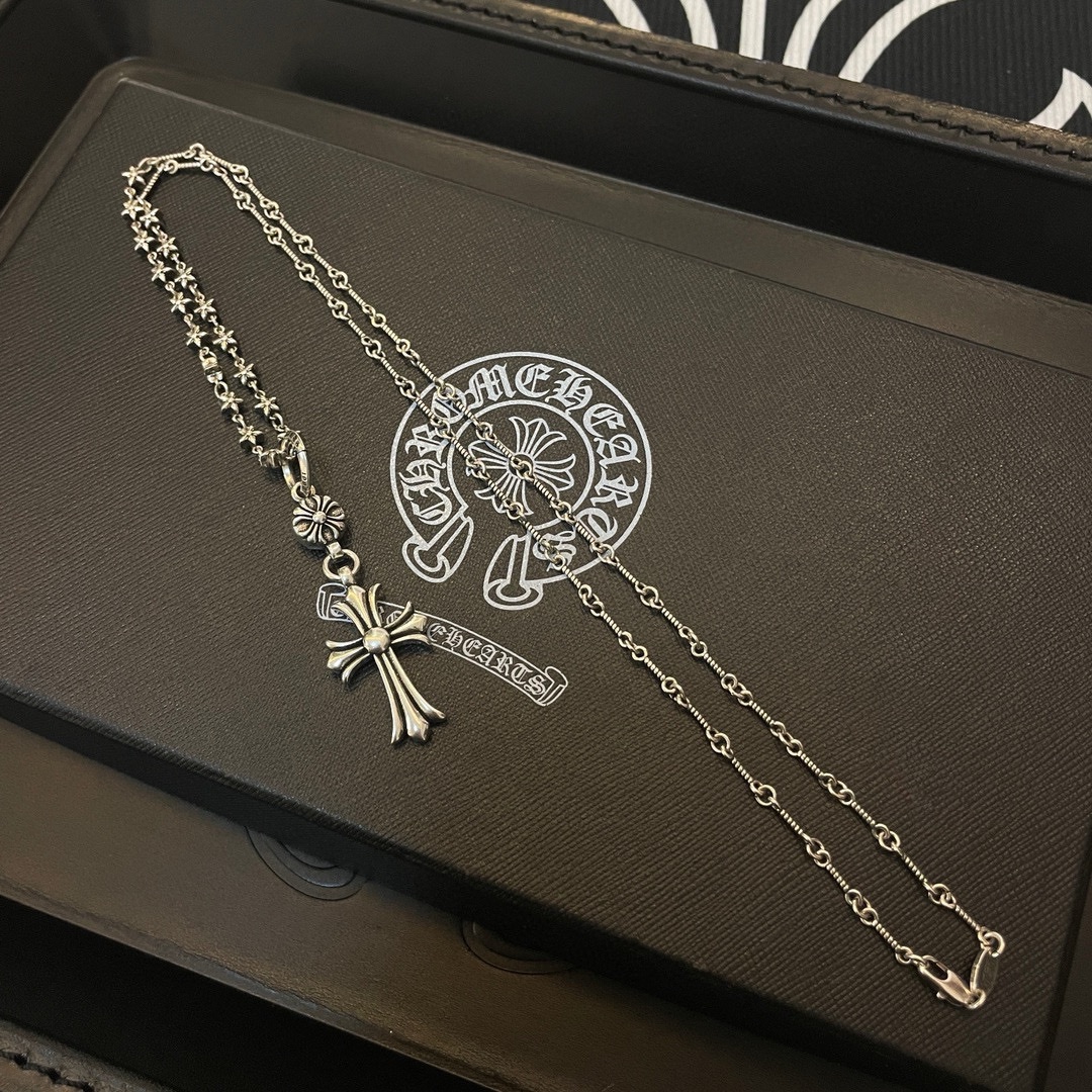 NO:109042,New [Counter Quality] Chrome Hearts Croxin Classic retro bamboo joint five-star necklace Cross pendant Different pattern design styles present unique Cross Scout flowers are Croxin's ambitions, so they last longer. Genuine version Chrome Hearts Croxin Difference to the market ordinary light version, match the quality of the version, look at the details of the letter printing, retro old gray oxygen level. Seiko version!  !  !  Pure handmade ~ Authentic model opening must-have fashion and fashion, both men and women can wear it, same style for couples, original official website, rock punk style silver style, retro elements, trendy and versatile!  , jewelry boutique, chrome hearts, chrome hearts, necklace19860909新款【专柜品质】Chrome Hearts克罗心 经典复古竹节五星项链 十字架吊坠 凹凸造型不同的花纹设计风格 呈现出与众不同 十字架 童军花是克罗心的志 所以更经久不衰 正品打版Chrome Hearts克罗心 区别市场普通轻版 对版对标品质 看字印细节 复古做旧灰氧程度.精工版本！！！ 纯手工打造 ～正品开模潮流时尚必备 男女均可佩戴 情侣同款 官网原版 摇滚朋克泰银风格 复古元素 潮流百搭！,饰品精品,chrome hearts,chrome hearts,necklace,Jewelry