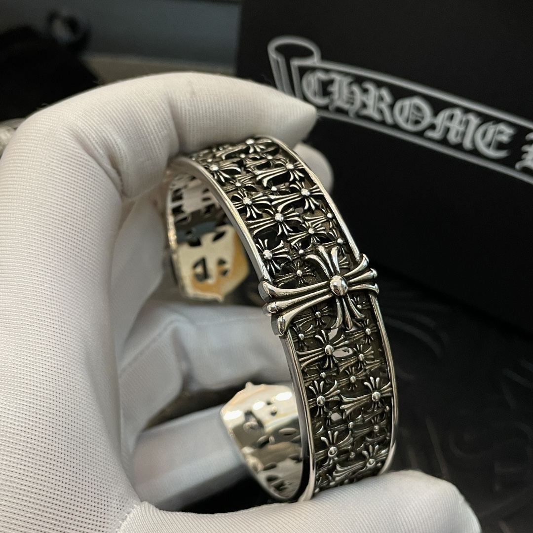 NO:109044,Batch of the counter quality Chrome Hearts Croxin classic retro cross opening bracelet with different concave and convex shapes present a unique style Cross Scout flowers are Croxin's ambitions, so they last longer. Genuine version Chrome Hearts Croxin necklaces are the ordinary light version of the market. The quality is benchmarked against the quality of the text and print details. The degree of retro old gray oxygen. Seiko version!  !  !  Pure handmade ~ Authentic model opening must-have fashion and fashion, both men and women can wear it, same style for couples, original official website, rock punk style silver style, retro elements, trendy and versatile!  , jewelry boutique, chrome hearts, chrome hearts, necklace, bracelet19860909批 专柜品质Chrome Hearts克罗心经典复古十字架开口手镯 凹凸造型不同的花纹设计风格 呈现出与众不同 十字架 童军花是克罗心的志 所以更经久不衰 正品打版Chrome Hearts克罗心项链区别市场普通轻版 对版对标品质 看字印细节 复古做旧灰氧程度.精工版本！！！ 纯手工打造 ～正品开模潮流时尚必备 男女均可佩戴 情侣同款 官网原版 摇滚朋克泰银风格 复古元素 潮流百搭！,饰品精品,chrome hearts,chrome hearts,necklace,bracelet,Jewelry