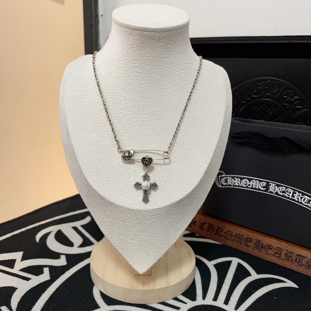 NO:109048,New [Counter Quality] Chrome Hearts Croxin Pin Necklace Kuaishou/ins/Little Red Book Popular, Different concave and convex and convex design styles, presenting uniqueness, Cross Scout flowers are Croxin's ambition, so they last longer. Genuine version of Chrome Hearts Croxin, differentiating the market, benchmarking the quality of the version, looking at the details of the letter printing, retro, old gray oxygen level. Seiko version!  !  !  Pure handmade ~ Authentic model opening must-have fashion and fashion, both men and women can wear it, same style for couples, original official website, rock punk style silver style, retro elements, trendy and versatile!  , jewelry boutique, chrome hearts, chrome hearts, necklace19860909新款【专柜品质】Chrome Hearts克罗心别针项链 快手/ins/小红书热门 凹凸造型不同的花纹设计风格 呈现出与众不同 十字架 童军花是克罗心的志 所以更经久不衰 正品打版Chrome Hearts克罗心 区别市场普通轻版 对版对标品质 看字印细节 复古做旧灰氧程度.精工版本！！！ 纯手工打造 ～正品开模潮流时尚必备 男女均可佩戴 情侣同款 官网原版 摇滚朋克泰银风格 复古元素 潮流百搭！,饰品精品,chrome hearts,chrome hearts,necklace,Jewelry