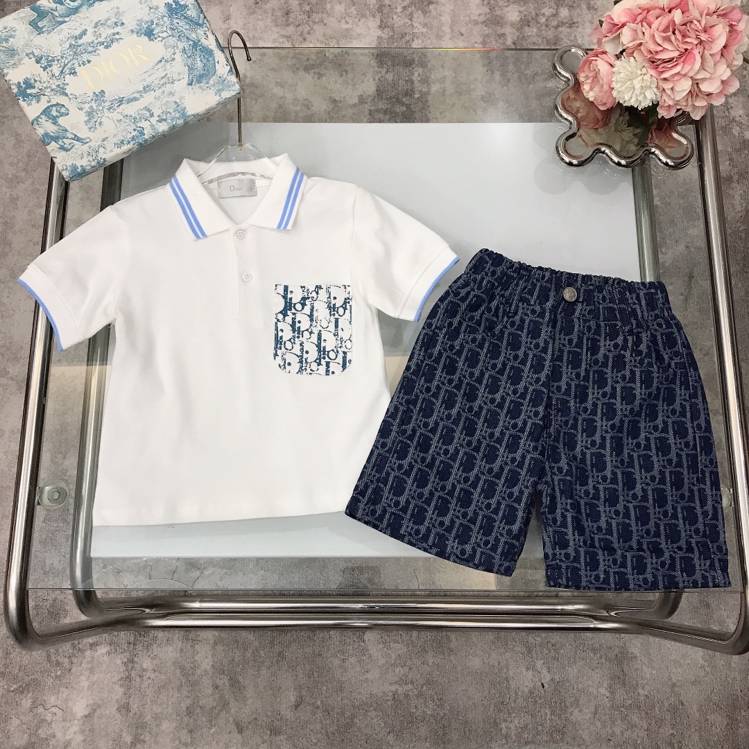 NO:211718,[Spot delivery] DIO* Set [Lapel Polo shirt and shorts] Solid color simple and generous top with small logo on the chest~ Paired with jacquard denim shorts retro silver button accessories~ made of bead-floor cotton fabric~ the style is crisp and stylish, high-end and fashionable, the upper body effect is very good Size 90---120-130-140-150 [CM] Requires counter packaging, clothes, dior, shorts,19860909【现货发】   DIO* 套装【翻领Polo衫短裤】纯色简单大方款上衣胸前满印小logo～搭配提花牛仔短裤复古银色纽扣配饰～采用珠地棉面料打造～版型挺括有型 高级时髦款 上身效果非常好 尺码90---120-130-140-150【CM】 需要专柜包装元,衣服,dior,shorts,,Children's