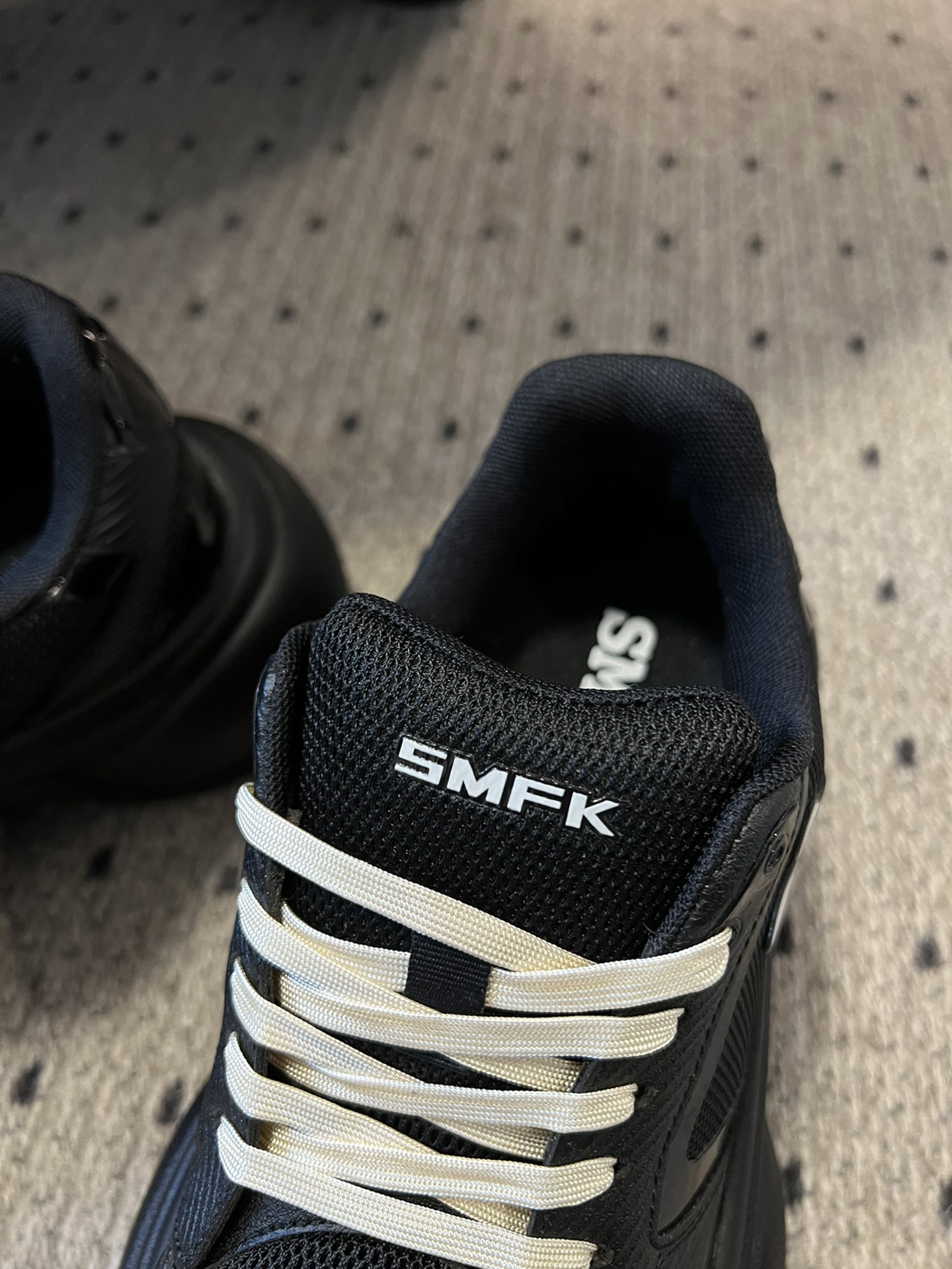 
SMFK(Tide) 25ss  厚底十字花休闲鞋

百搭的极简风国潮，新作继承了诸多品牌制胜的流行元