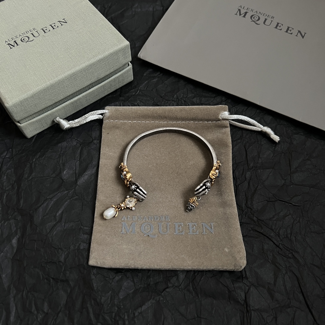 【】新款Alexander McQueen 麦昆 手镯  原版定制  骨子里那种叛逆浮夸朋克可内心又向往