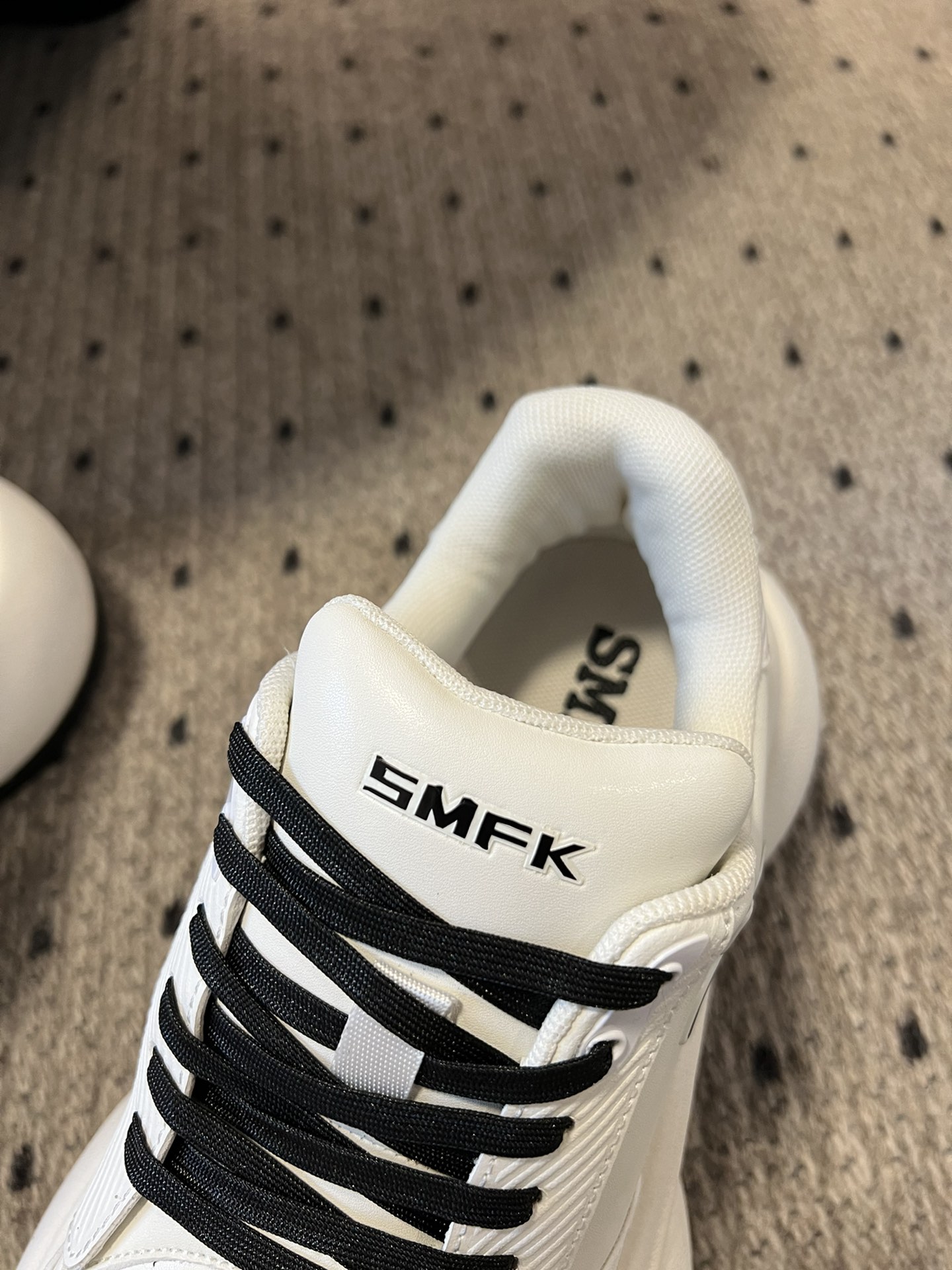 
SMFK(Tide) 25ss  厚底十字花休闲鞋

百搭的极简风国潮，新作继承了诸多品牌制胜的流行元