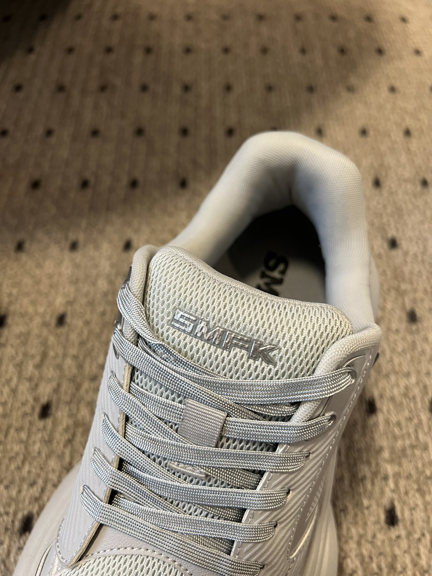 
SMFK(Tide) 25ss  厚底十字花休闲鞋

百搭的极简风国潮，新作继承了诸多品牌制胜的流行元