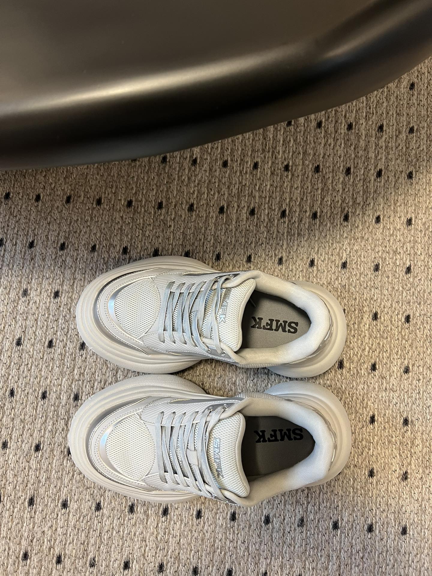 
SMFK(Tide) 25ss  厚底十字花休闲鞋

百搭的极简风国潮，新作继承了诸多品牌制胜的流行元