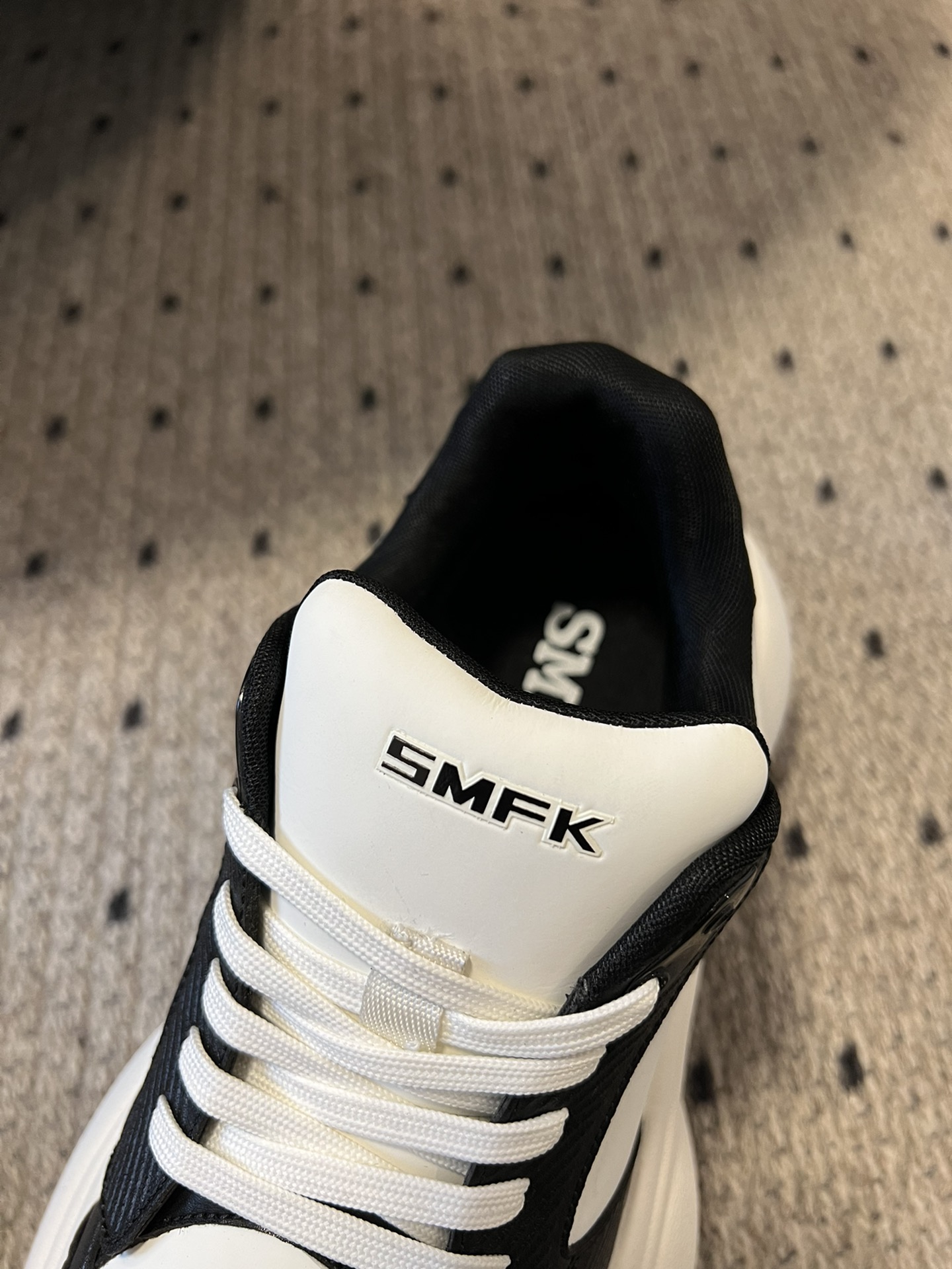 
SMFK(Tide) 25ss  厚底十字花休闲鞋

百搭的极简风国潮，新作继承了诸多品牌制胜的流行元